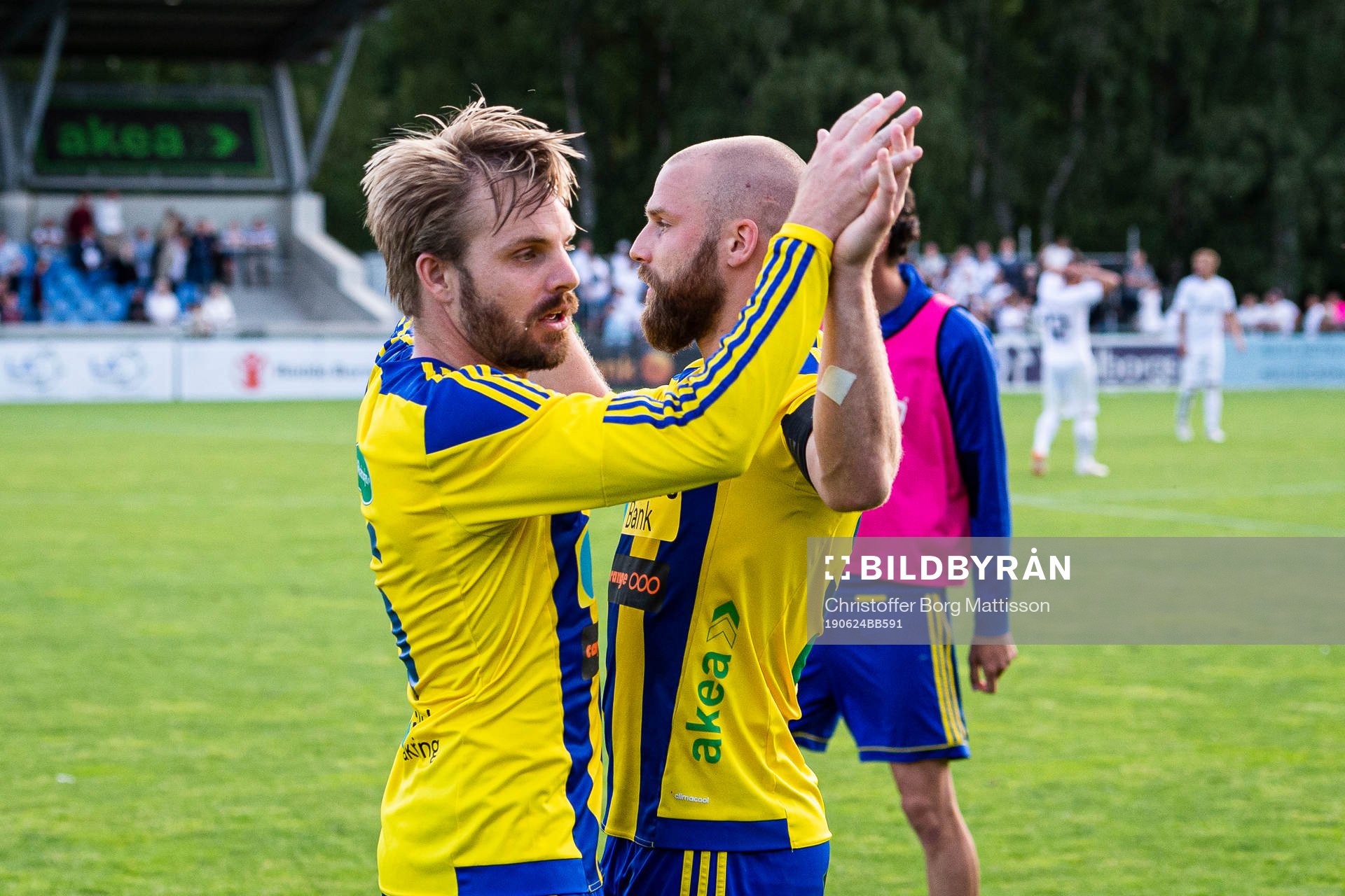 Eskilsminnes Mathias Unkuri och Emil Åberg jublar