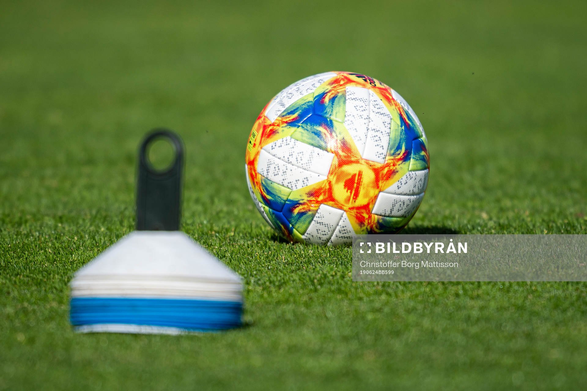 Träningskoner och en fotboll