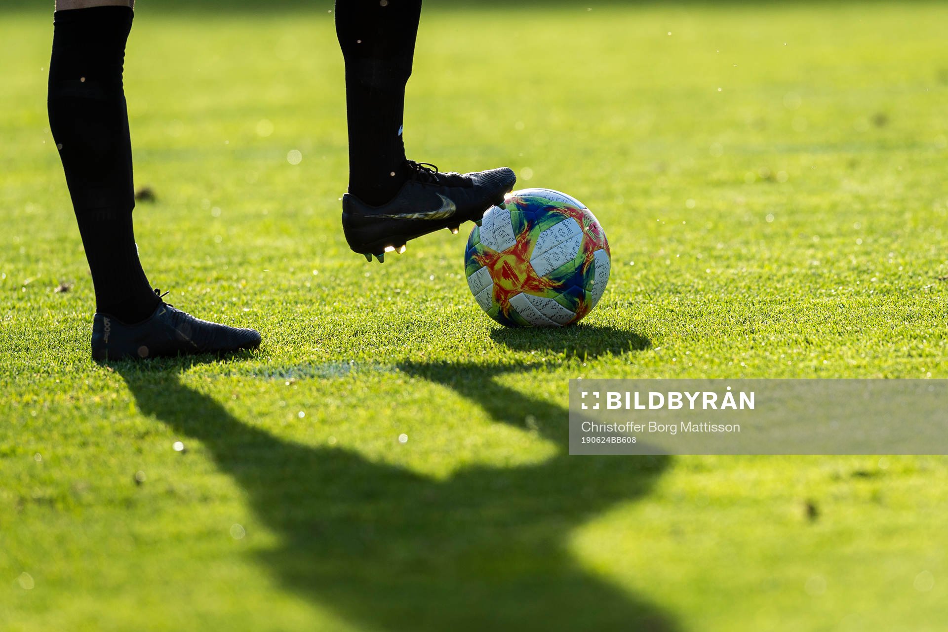En spelare står med en boll