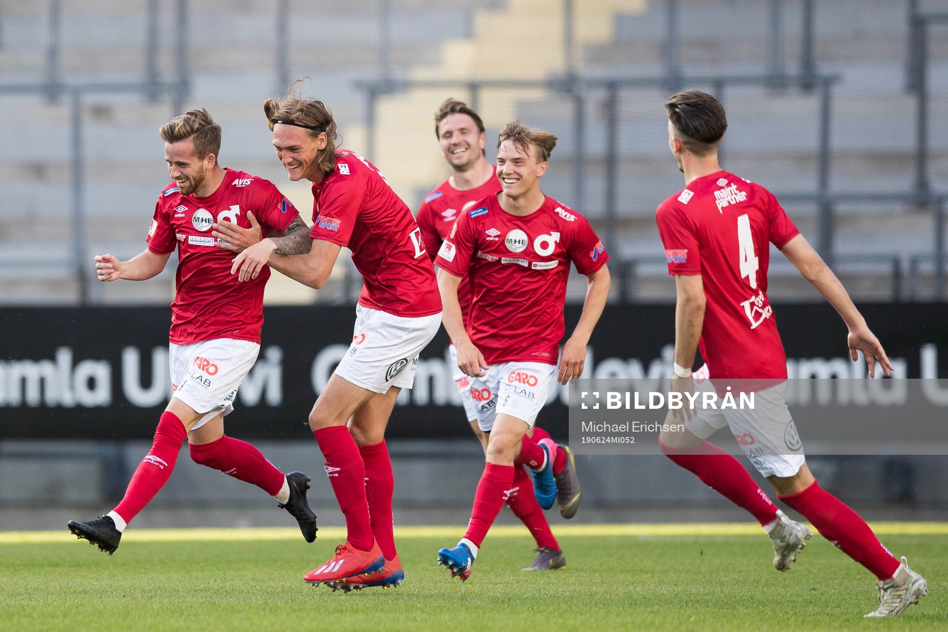 Degerfors Rasmus Alm jublar med lagkamrater