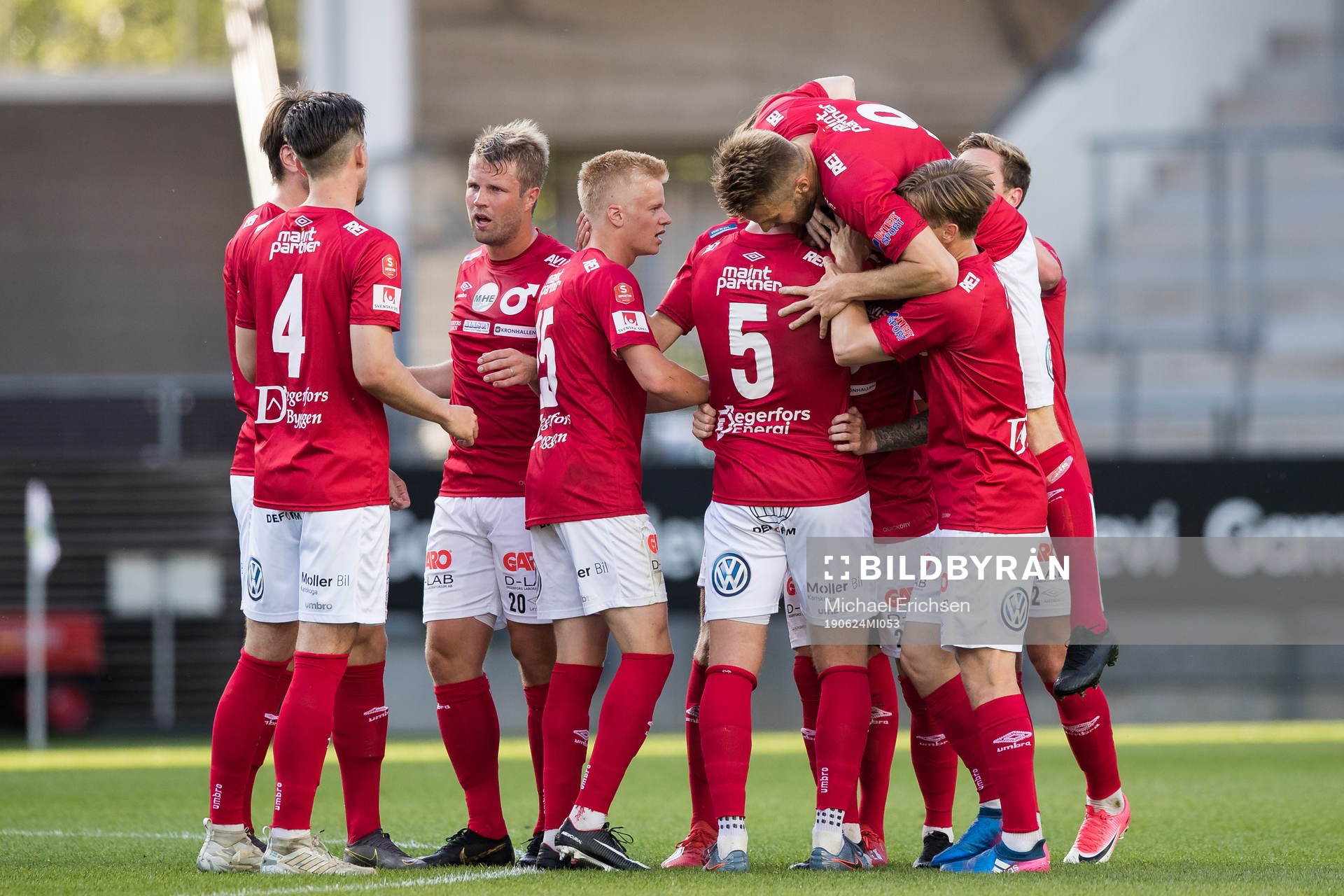 Degerfors Rasmus Alm jublar med lagkamrater efter 0-1 under fotbollsmatchen i Superettan mellan GAIS och Degerfors den 24 juni 2019 i Göteborg.