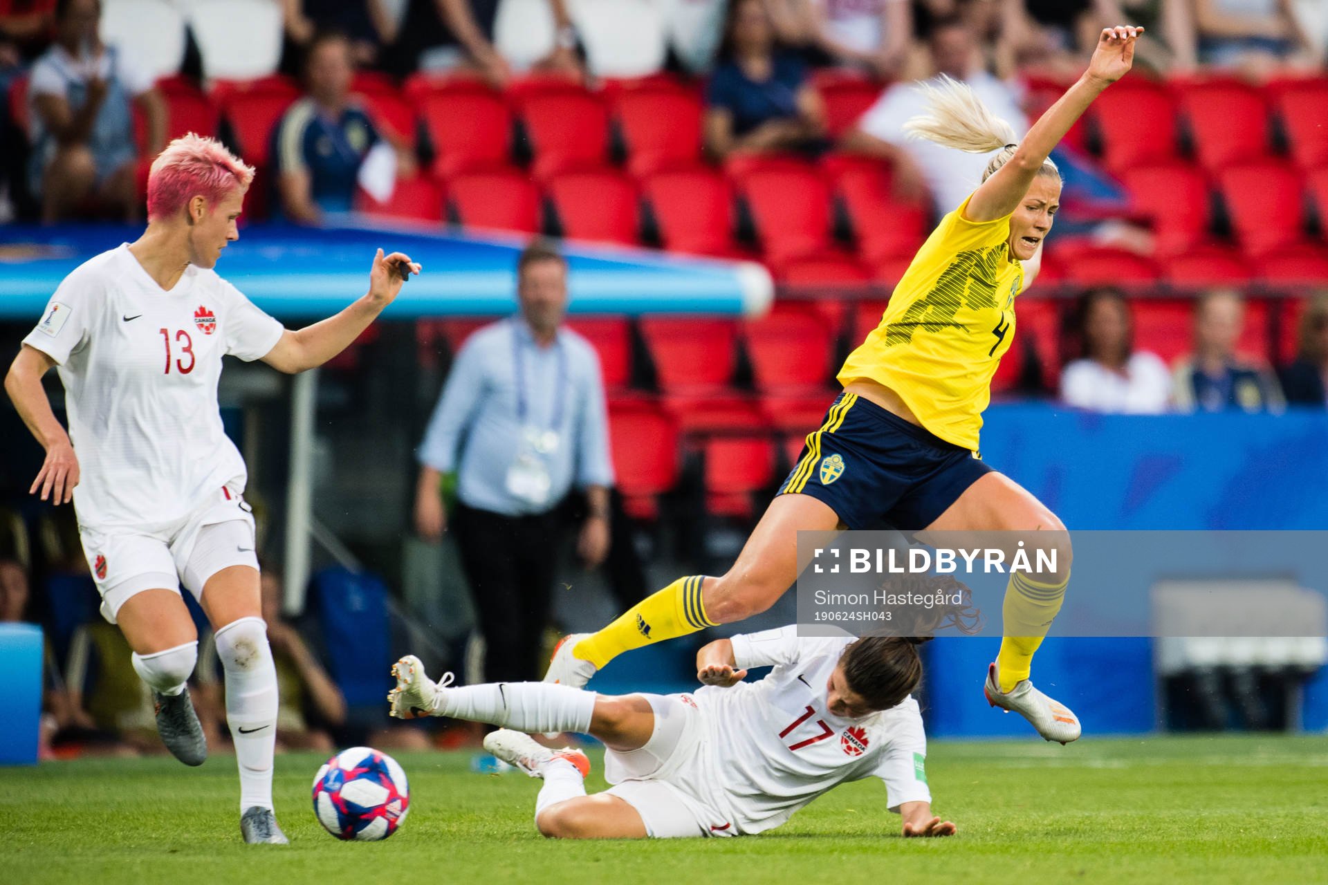 Jessie Fleming of Canada and Hanna Glas of Sweden