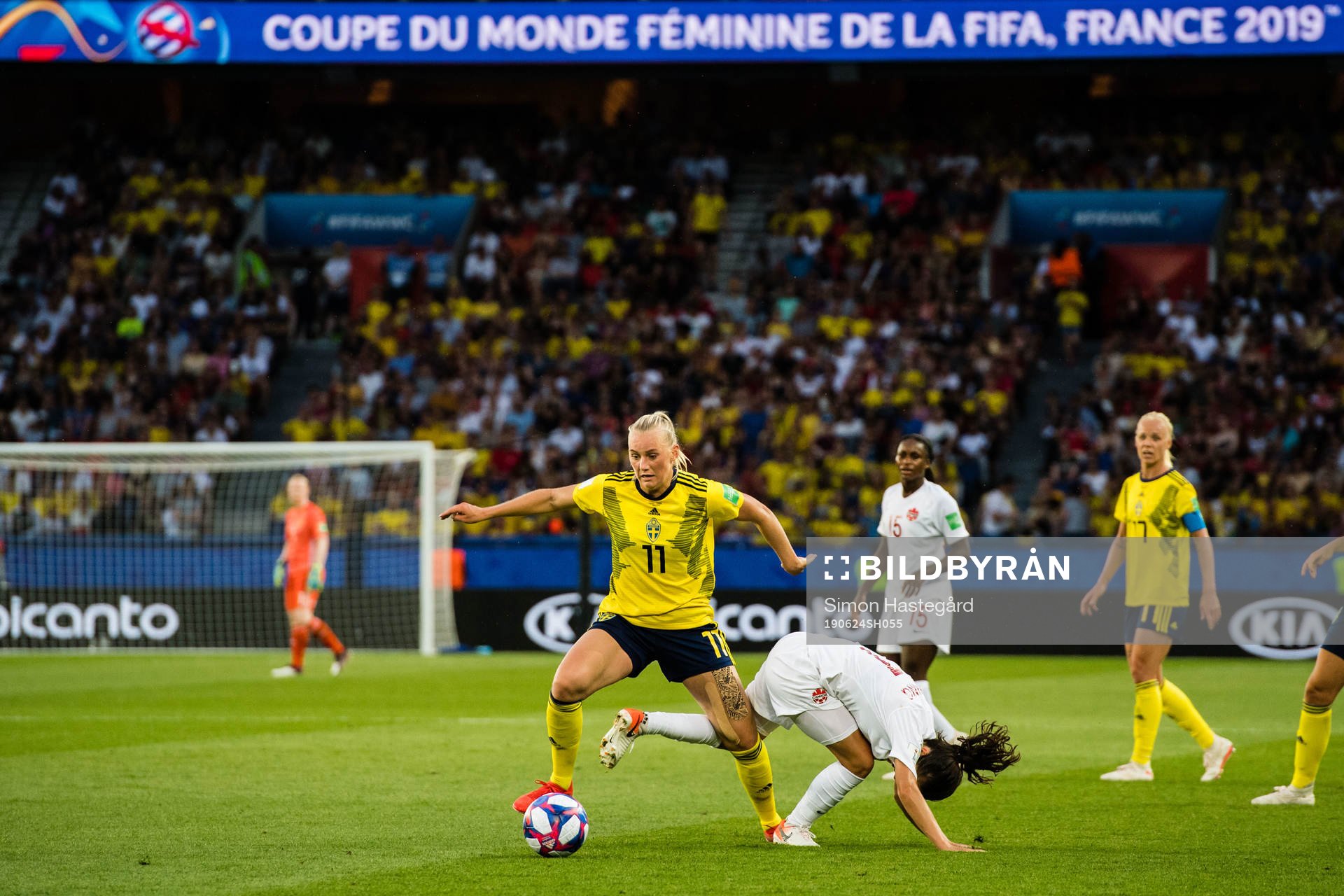 Stina Blackstenius of Sweden and Jessie Fleming of Canada