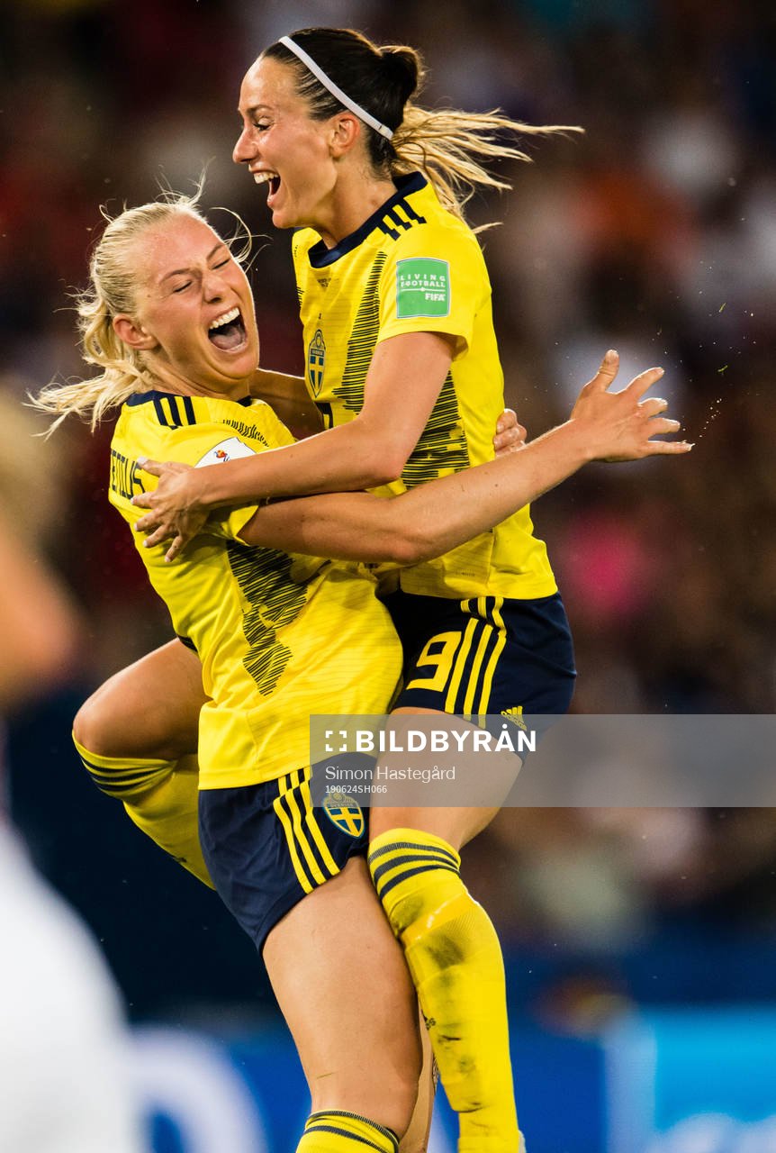 Stina Blackstenius celebrates tighter with Kosovare Asllani
