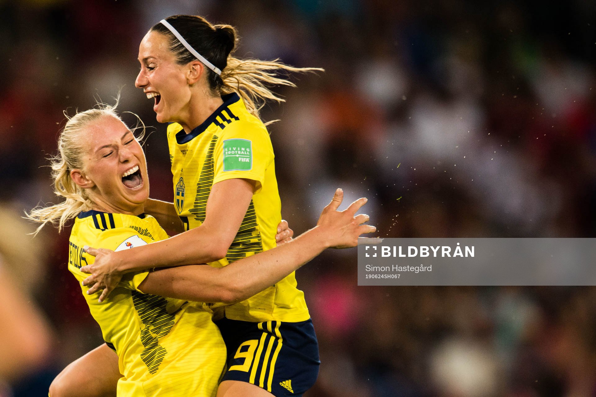 Stina Blackstenius celebrates tighter with Kosovare Asllani