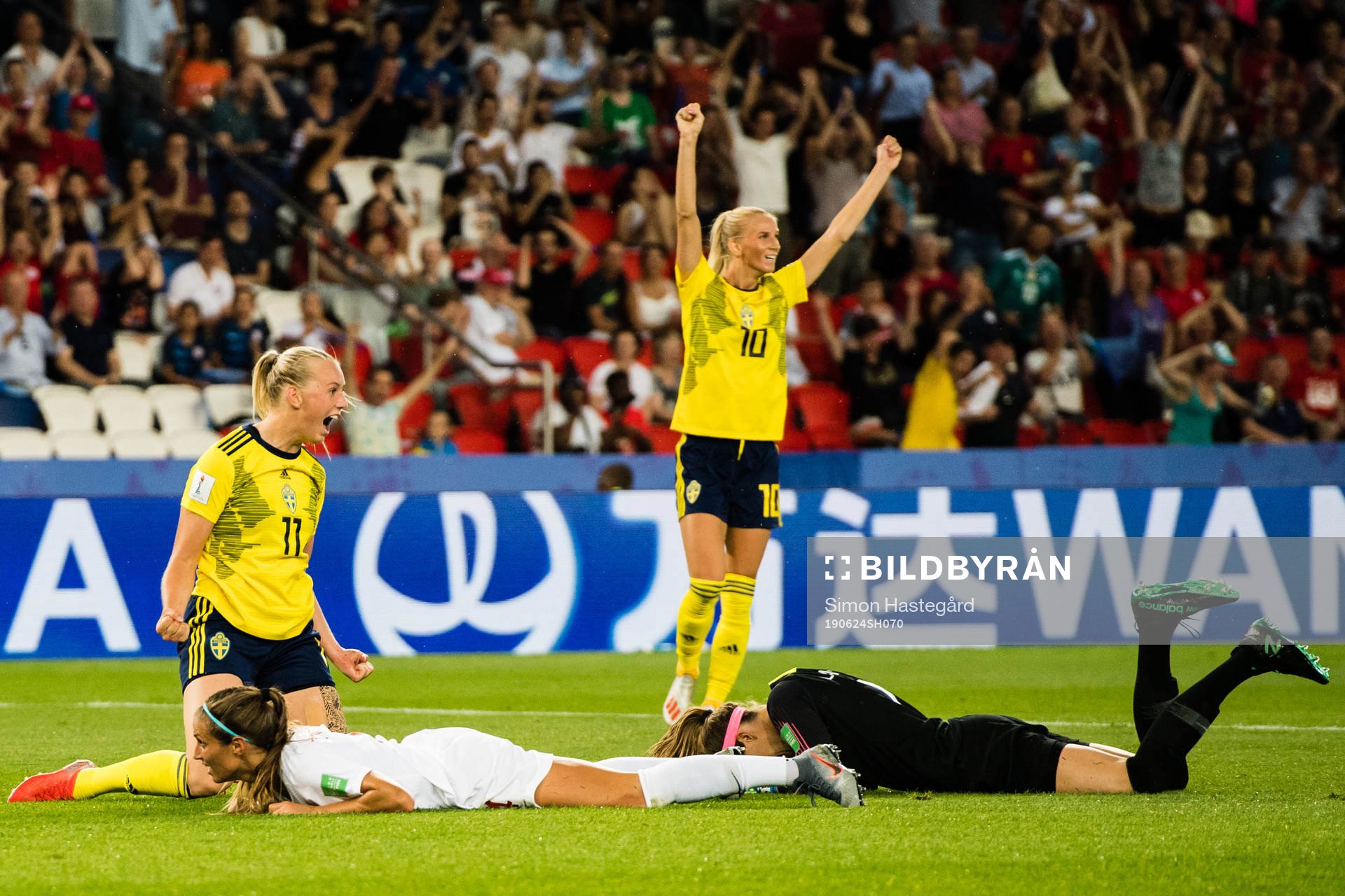 Stina Blackstenius and Sofia Jakobsson of Sweden celebrates
