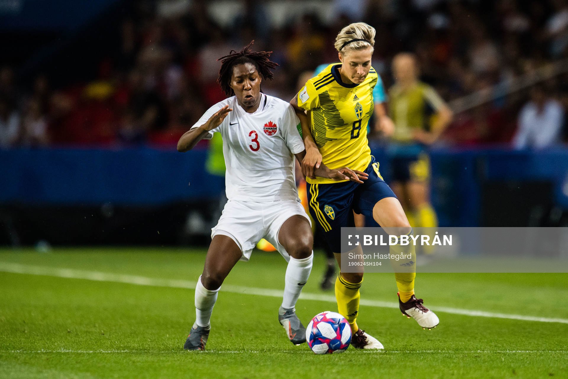 Kadeisha Buchanan of Canada and Lina Hurtig of Sweden
