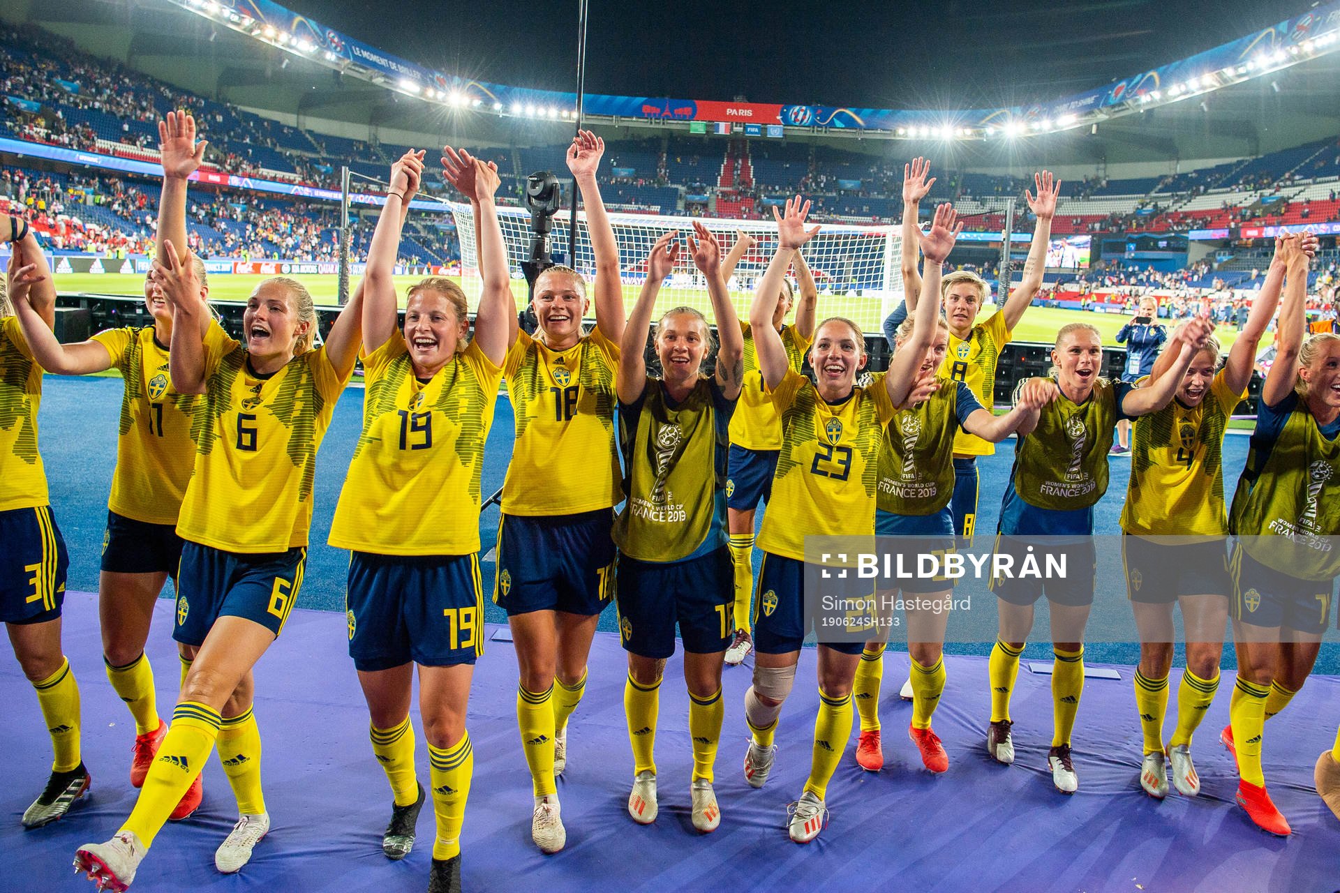 Players of Sweden celebrate after the FIFA Women´s World Cup round of sixteen match between Sweden and Canada on June 24, 2019 in Paris.