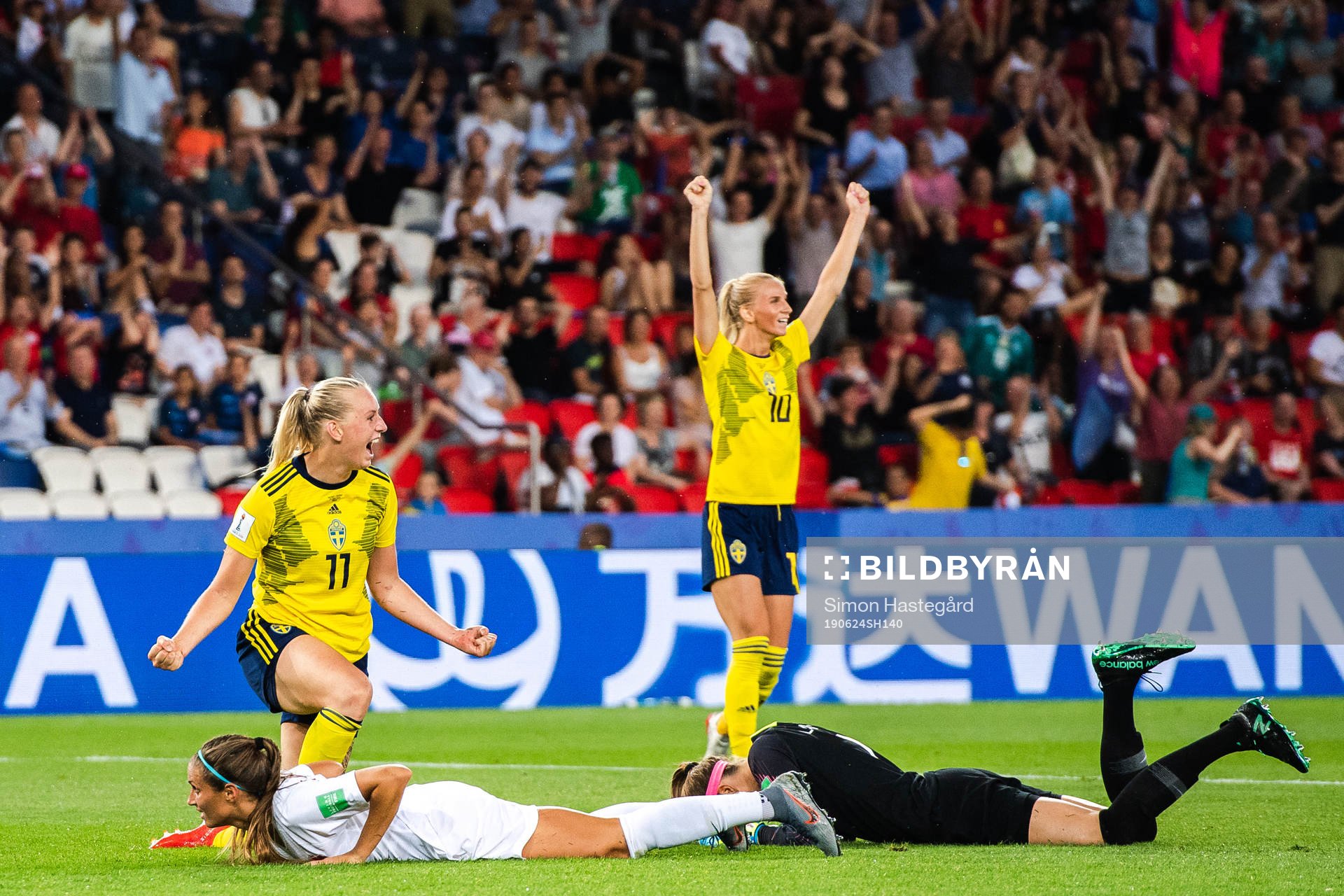 Stina Blackstenius and Sofia Jakobsson of Sweden celebrates