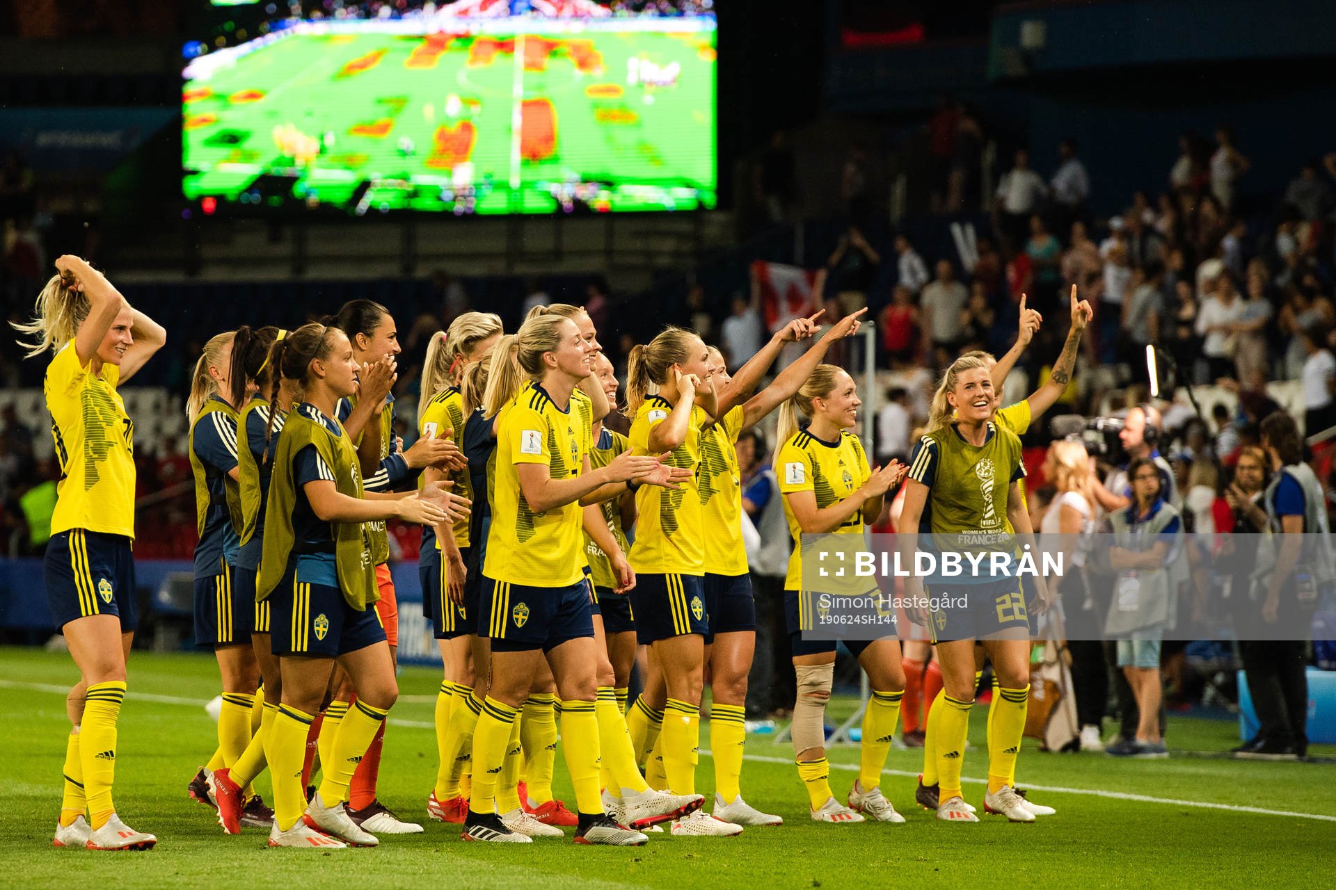 Players of Sweden celebrate after the FIFA Women´s World Cup round of sixteen match between Sweden and Canada on June 24, 2019 in Paris.