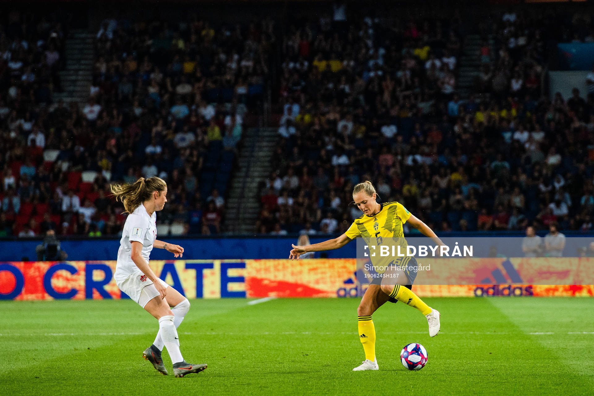 Janine Beckie of Canada and Magdalena Eriksson of Sweden
