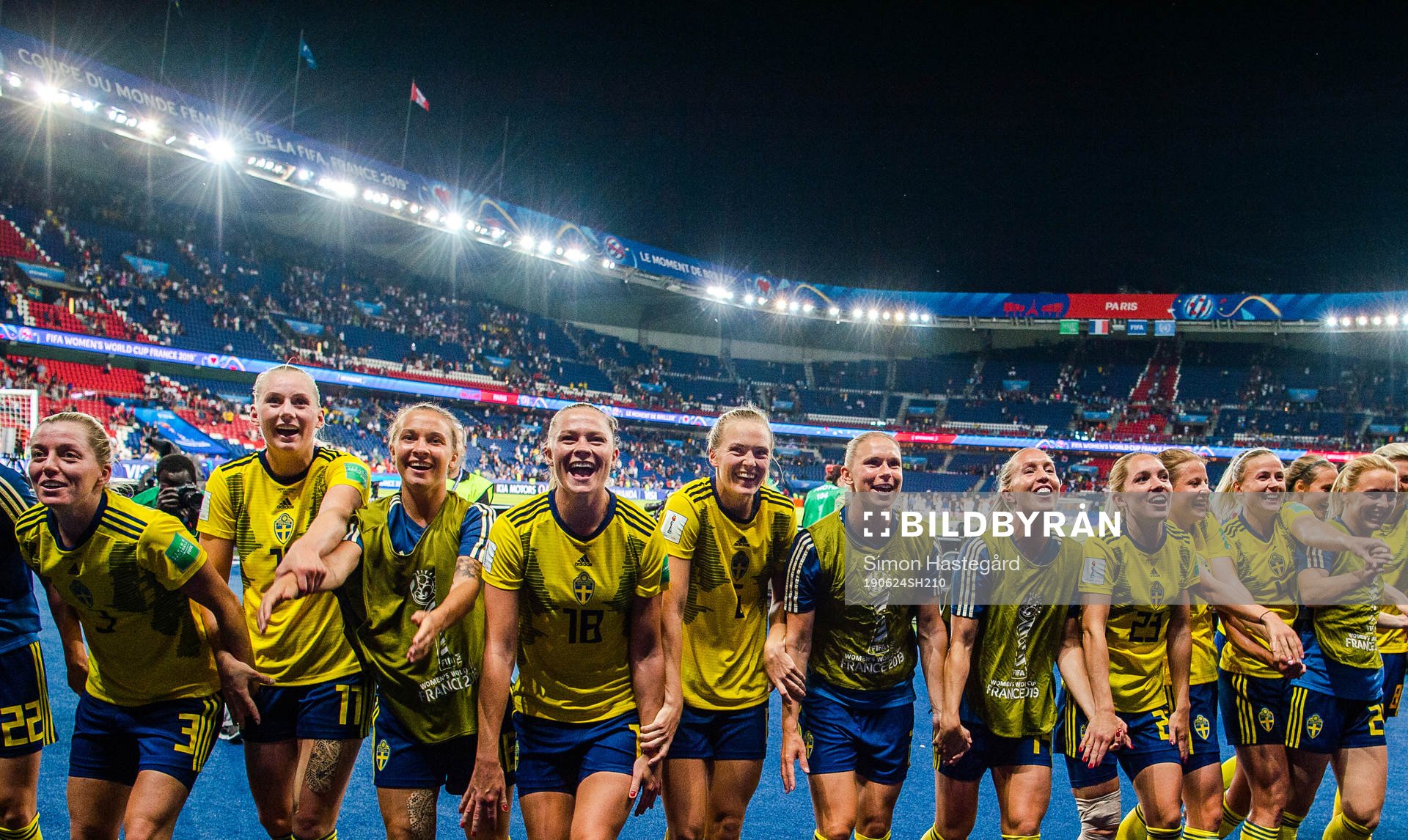 Linda Sembrant , Stina Blackstenius , Julia Zigiotti Olme , Fridolina Rolfö , Magdalena Eriksson , Jonna Andersson , Julia Roddar , Elin Rubensson , Anna Anvegård , Magdalena Eriksson , Nathalie Björn and Mimmi Larsson of Sweden celebrate after the FIFA Women´s World Cup round of sixteen match between Sweden and Canada on June 24, 2019 in Paris.