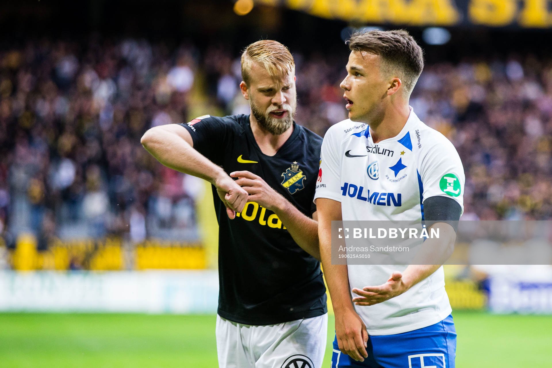 s Daniel Sundgren och IFK Norrköpings Simon Skrabb