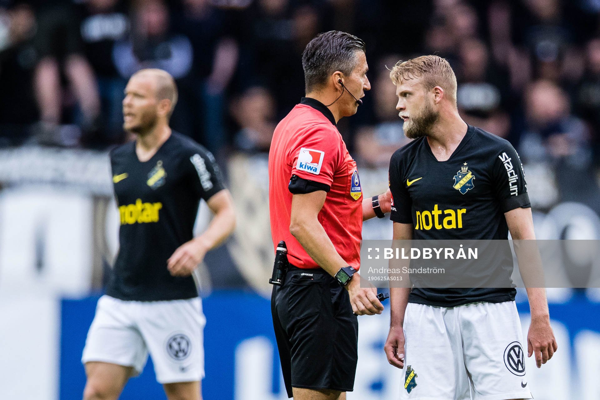 s Daniel Sundgren i diskussion med agens domare Bojan