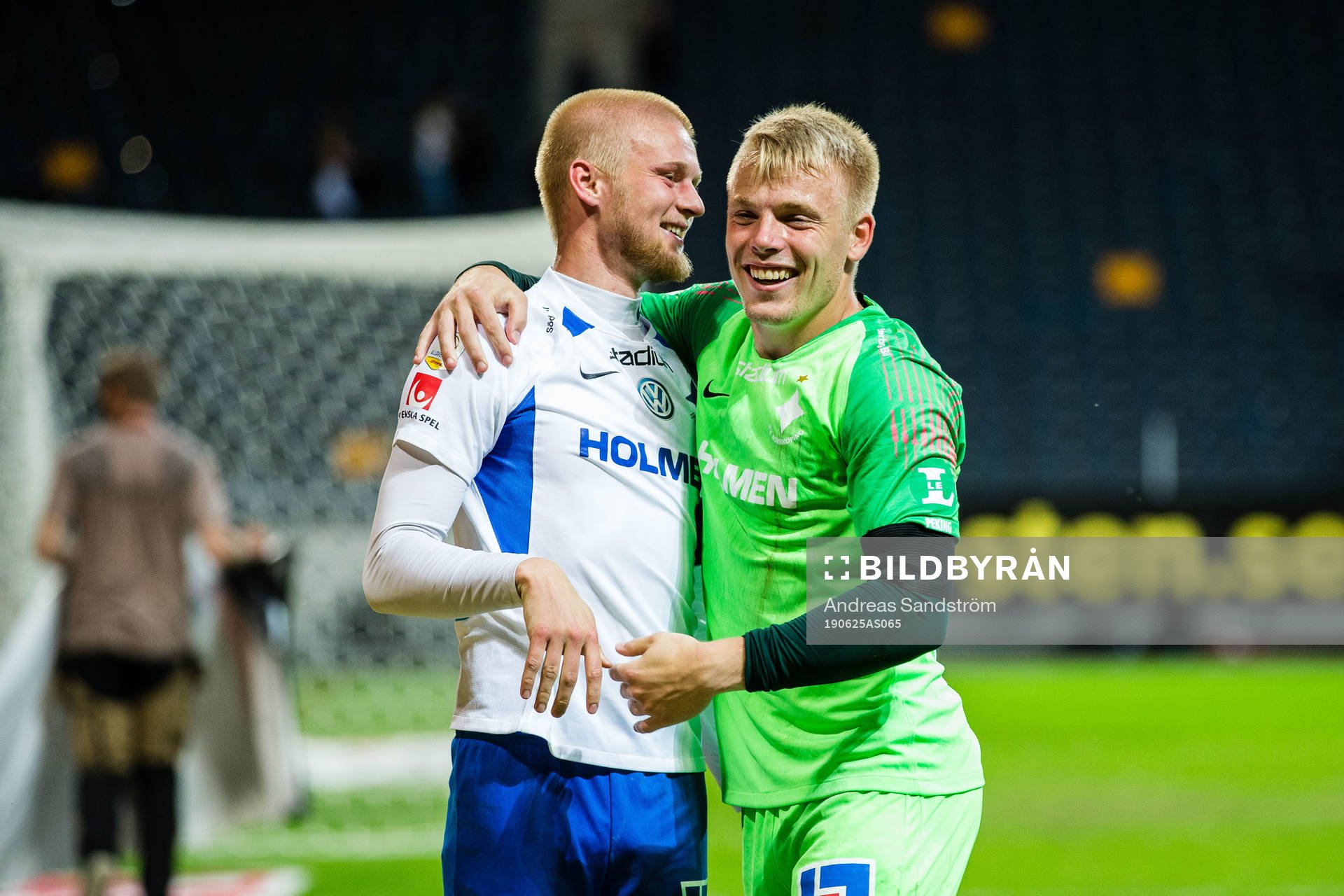 IFK Norrköpings Kalle Holmberg och målvakt Isak Pettersson jublar efter fotbollsmatchen i Allsvenskan mellan AIK och IFK Norrköping den 25 juni 2019 i Stockholm. 