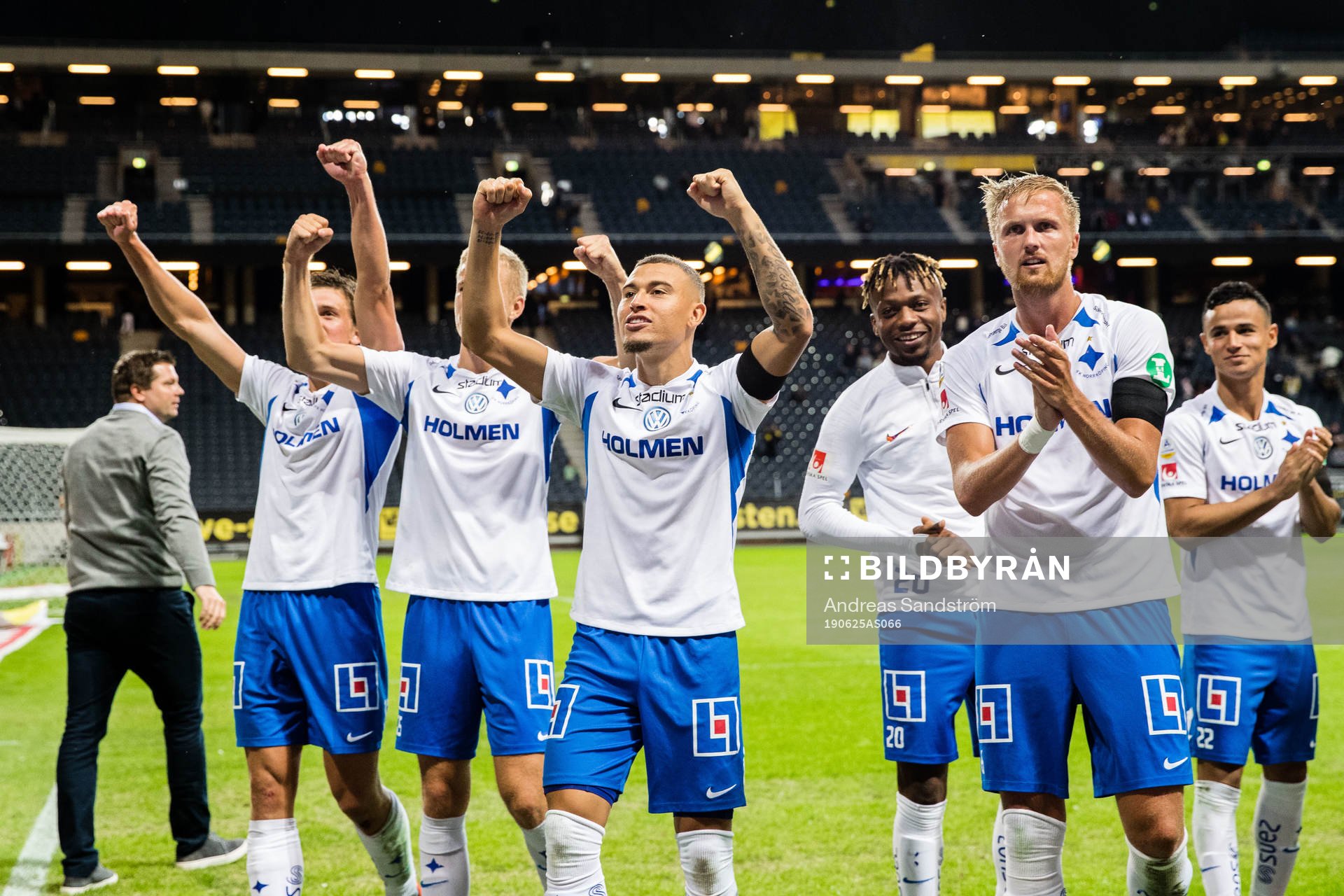 IFK Norrköpings Kasper Larsen jublar med lagkamrater