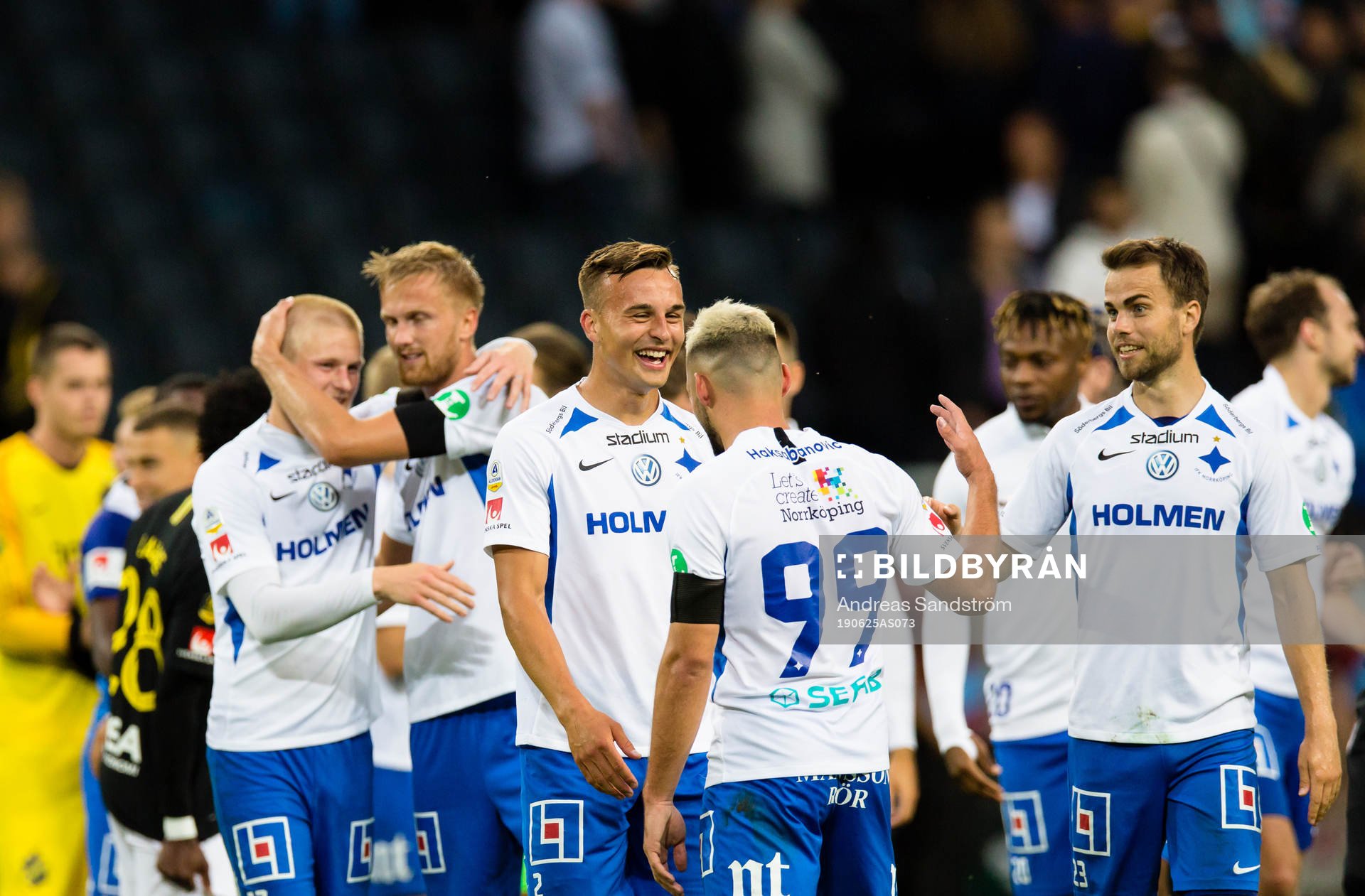 IFK Norrköpings spelare  jublar och tackar fansen