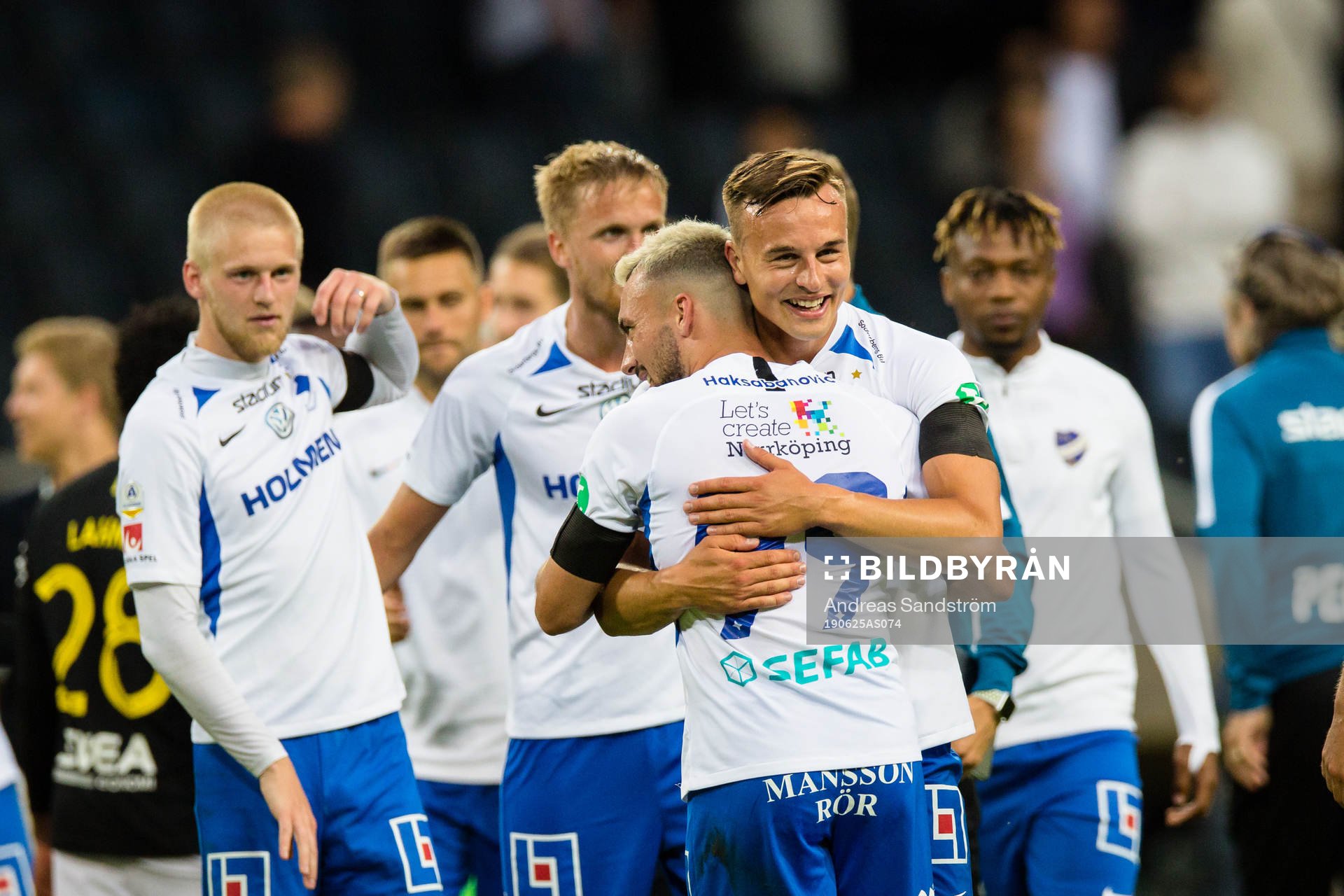 IFK Norrköpings Henrik Castegren omfamnar Sead Haksabanovic