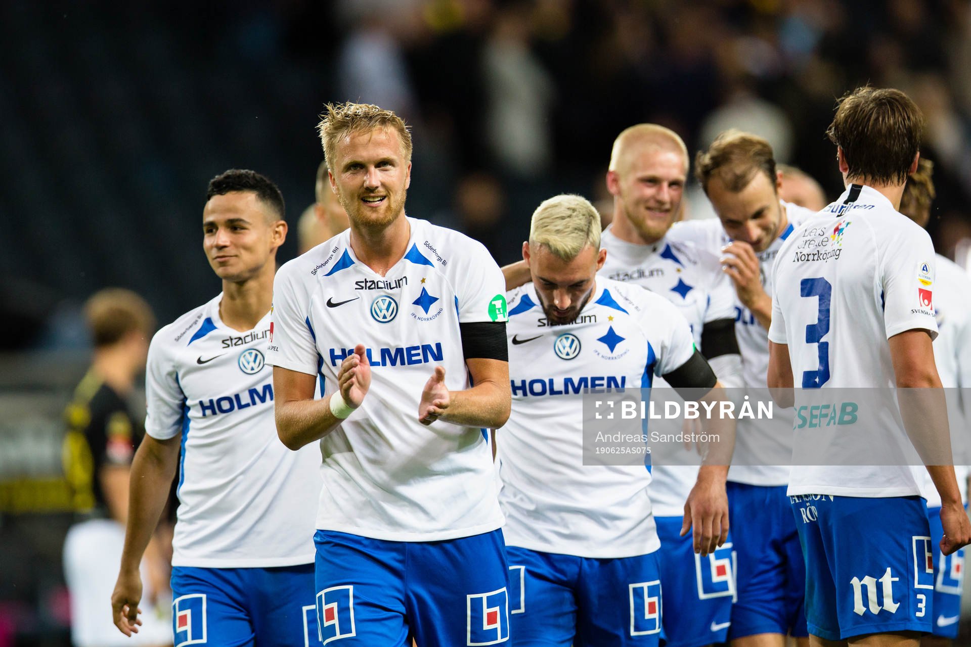 IFK Norrköpings spelare med Kasper Larsen (närmast i