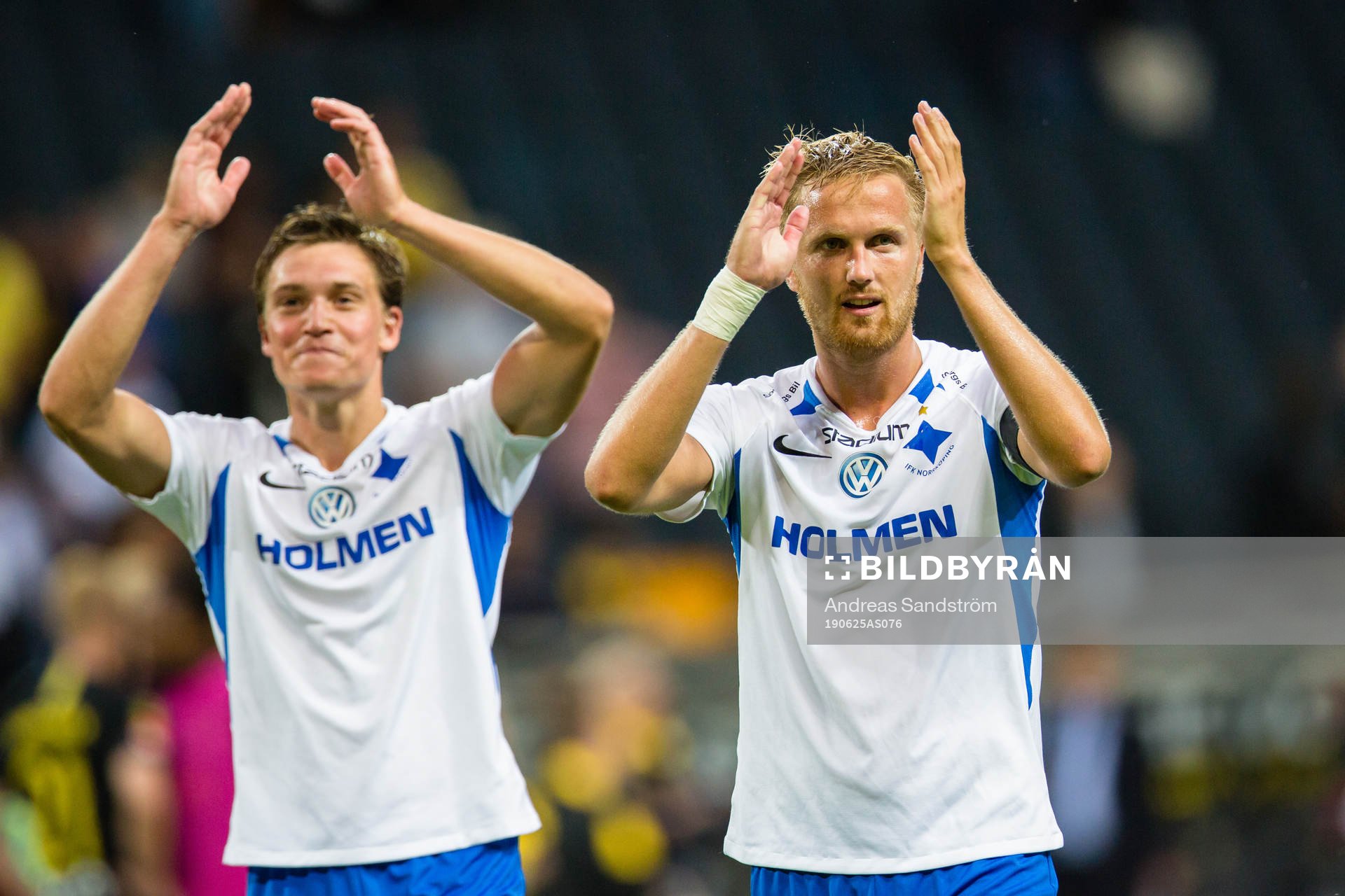 IFK Norrköpings Kasper Larsen jublar och tackar fansen