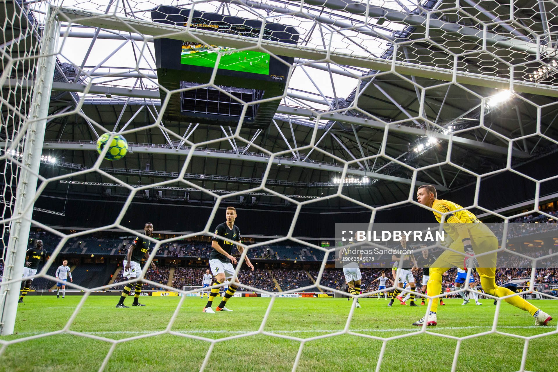AIK:s målvakt Oscar Linnér ser bollen gå i mål för 0-1 på nick av IFK Norrköpings Christoffer Nyman (ej i bild) under fotbollsmatchen i Allsvenskan mellan AIK och IFK Norrköping den 25 juni 2019 i Stockholm.