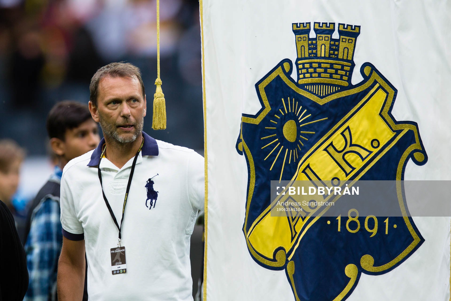 s tidigare spelare Krister Nordin agerar flaggbärare