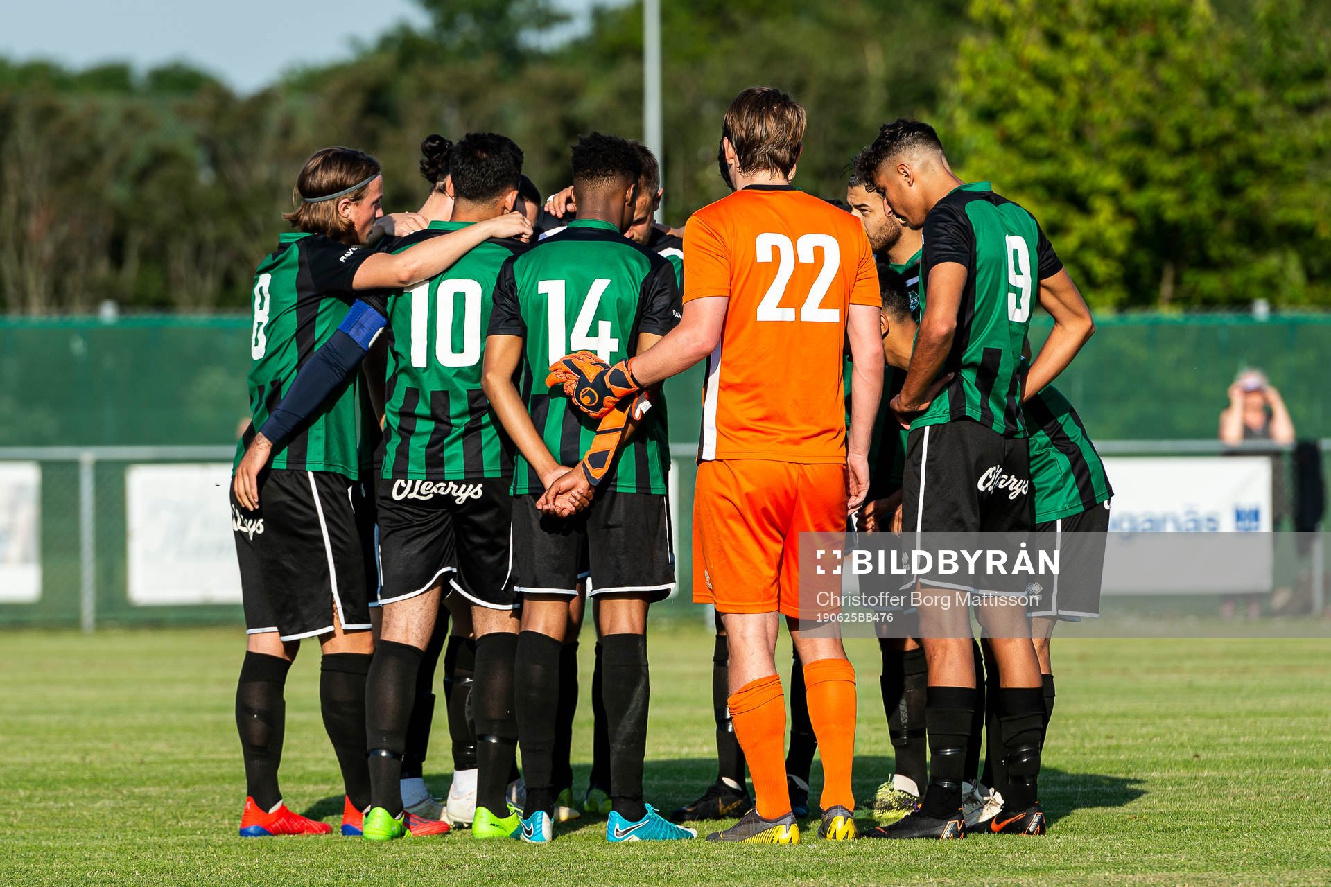 Högaborgs spelare samlas inför fotbollsmatchen i Division 3 Sydvästra Götaland mellan Höganäs och Högaborg den 25 juni 2019 i Höganäs.