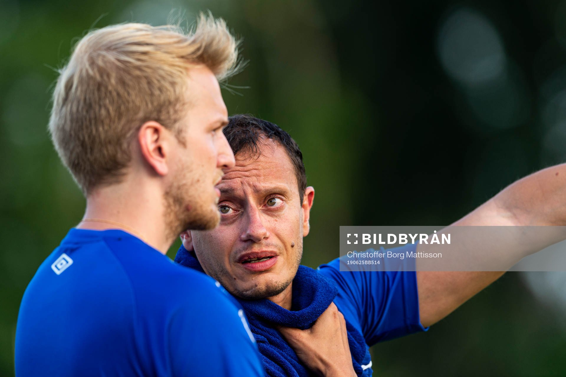 Höganäs tränare Alexander Vikner i samtal med assisterande tränare Linus Ahlberg under fotbollsmatchen i Division 3 Sydvästra Götaland mellan Höganäs och Högaborg den 25 juni 2019 i Höganäs.