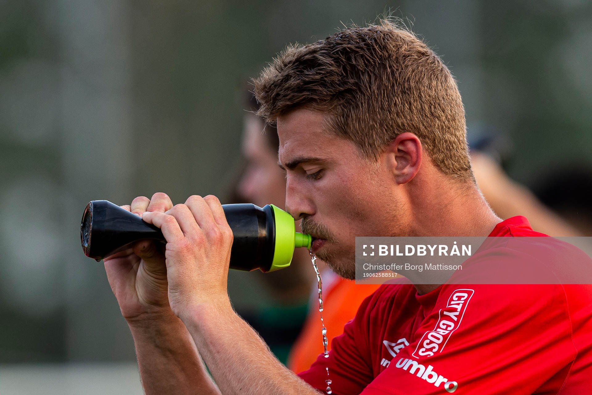 Höganäs Niklas Hansen dricker vatten i vattenpausen