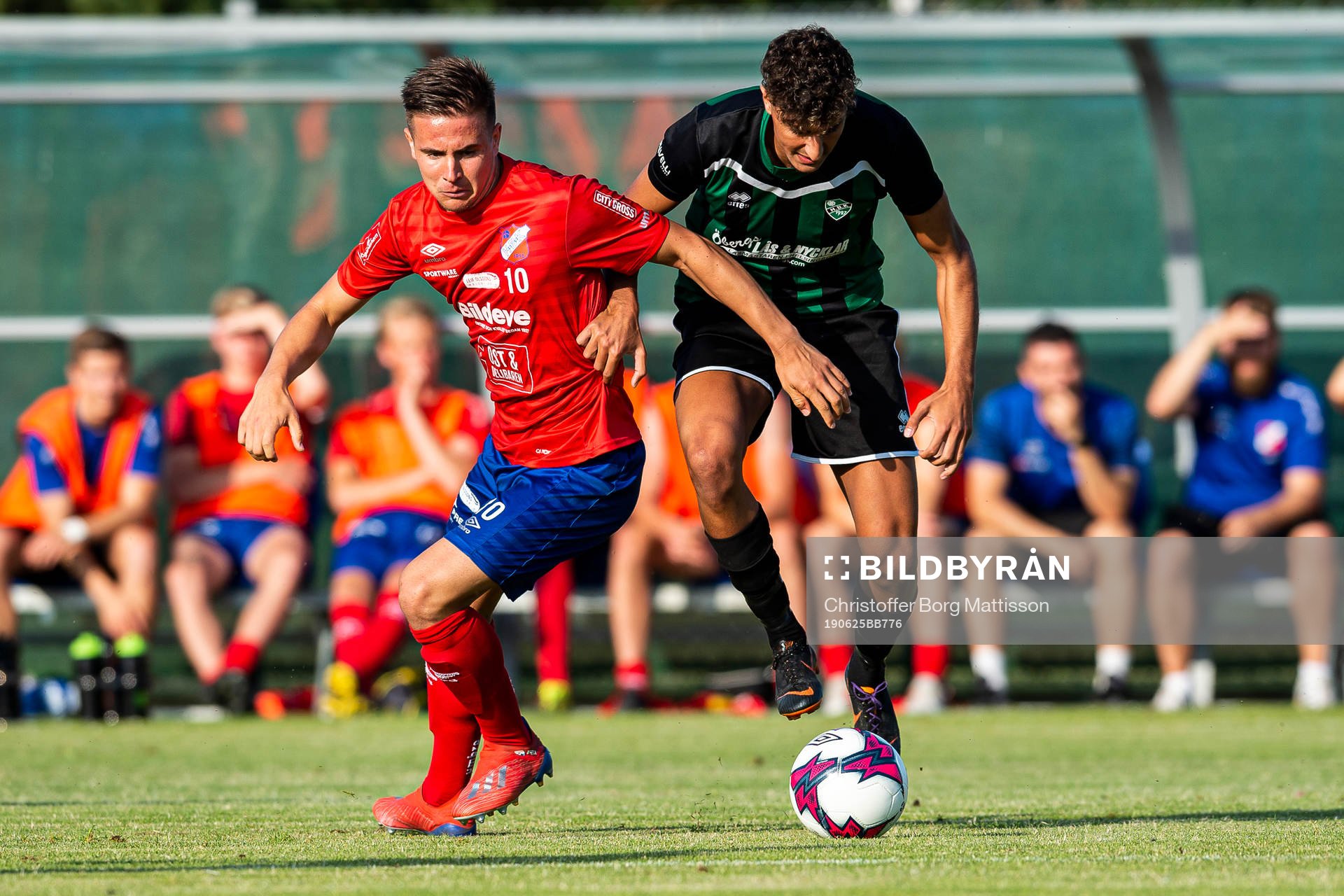 Höganäs Martin Ndreca och Högaborgs Hassan Maatouk under fotbollsmatchen i Division 3 Sydvästra Götaland mellan Höganäs och Högaborg den 25 juni 2019 i Höganäs.