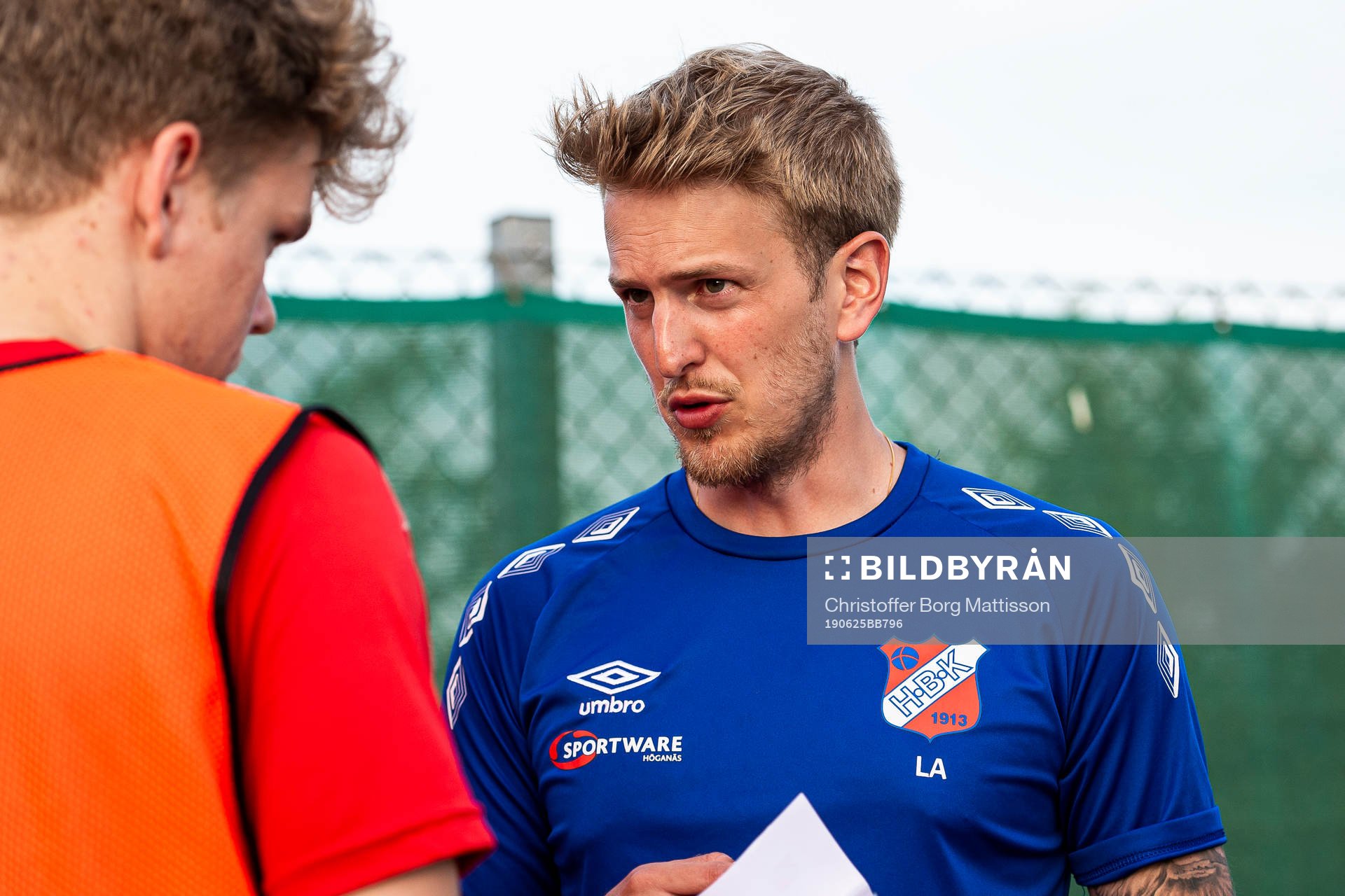 Höganäs assisterande tränare Linus Ahlberg i samtal med Anton Alm under fotbollsmatchen i Division 3 Sydvästra Götaland mellan Höganäs och Högaborg den 25 juni 2019 i Höganäs.