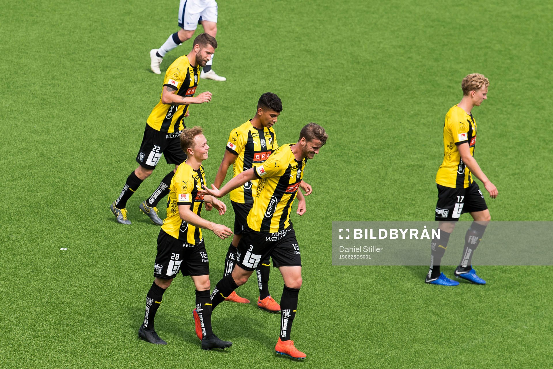 Häckens Adam Andersson jublar