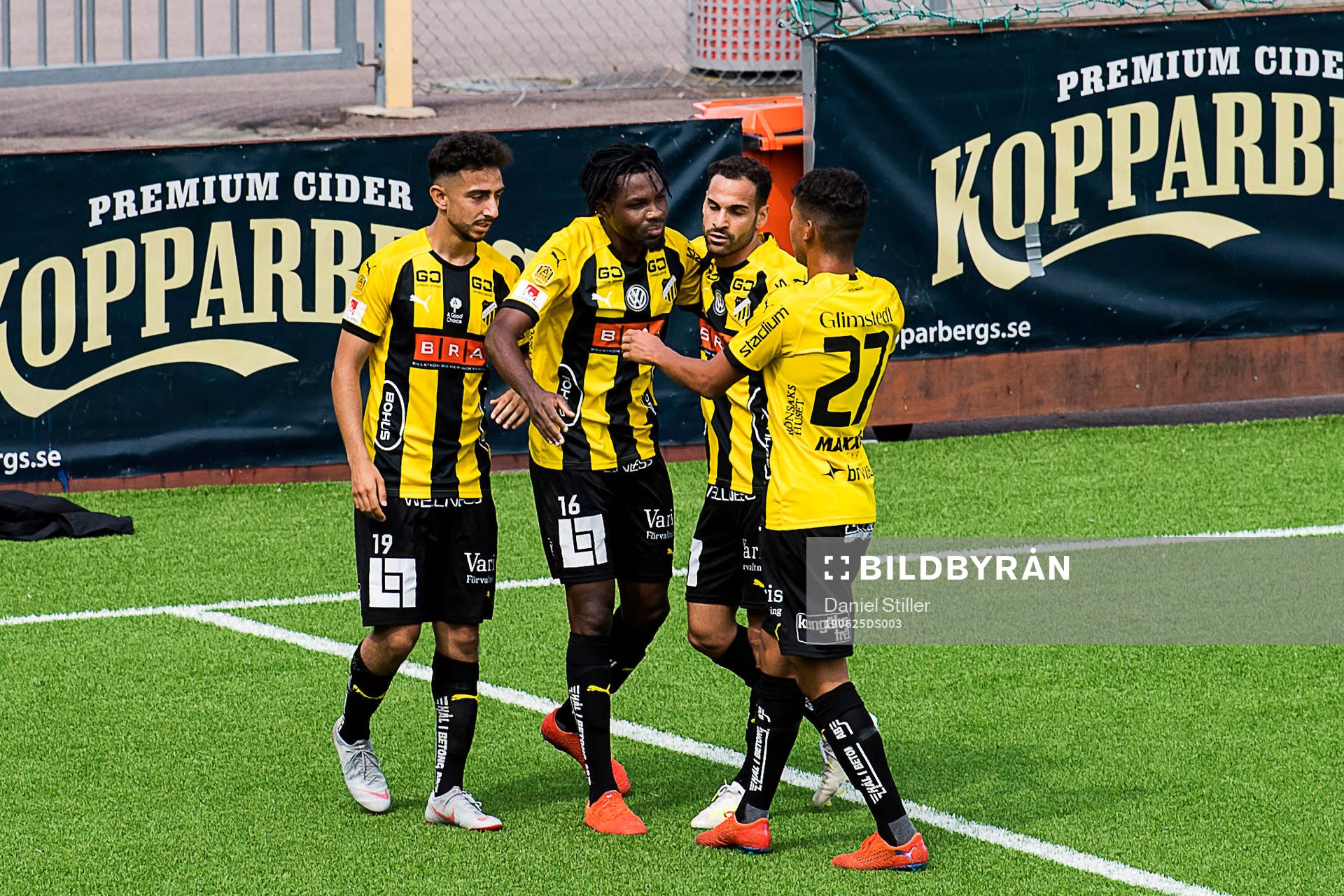 Häckens Kwame Kizito jublar med Daleho Irandust, Mervan