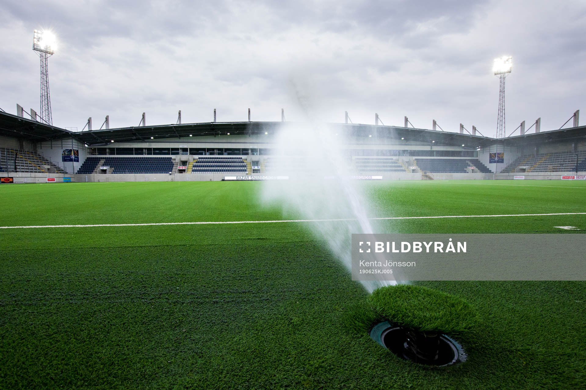 Generell vy över Gavlevallen med en vattenspridare som vattnar konstgräset inför fotbollsmatchen i Superettan mellan Dalkurd och Västerås den 25 juni 2019 i Gävle.