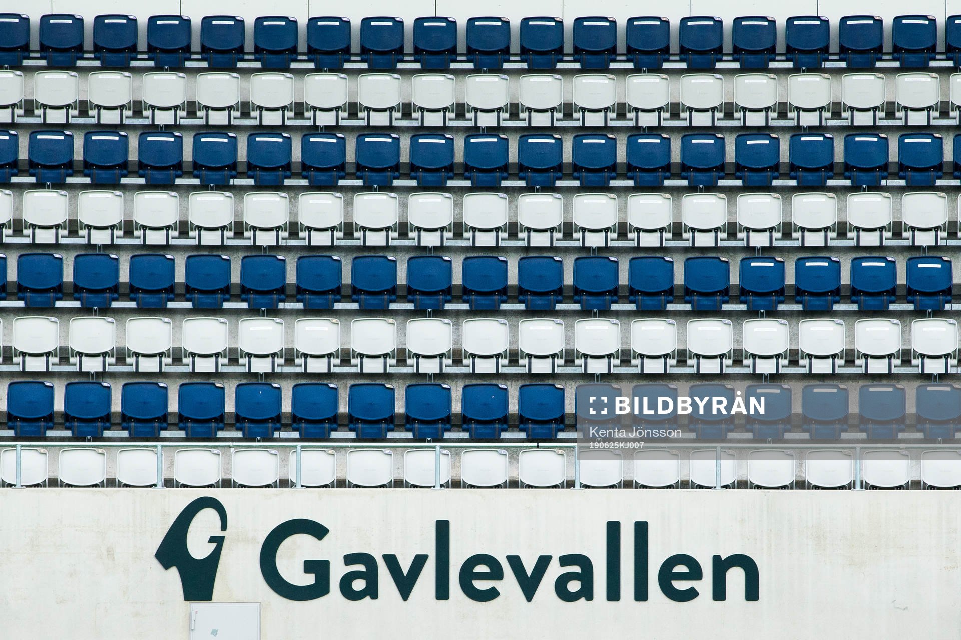 Stolar på läktaren på Gavlevallen