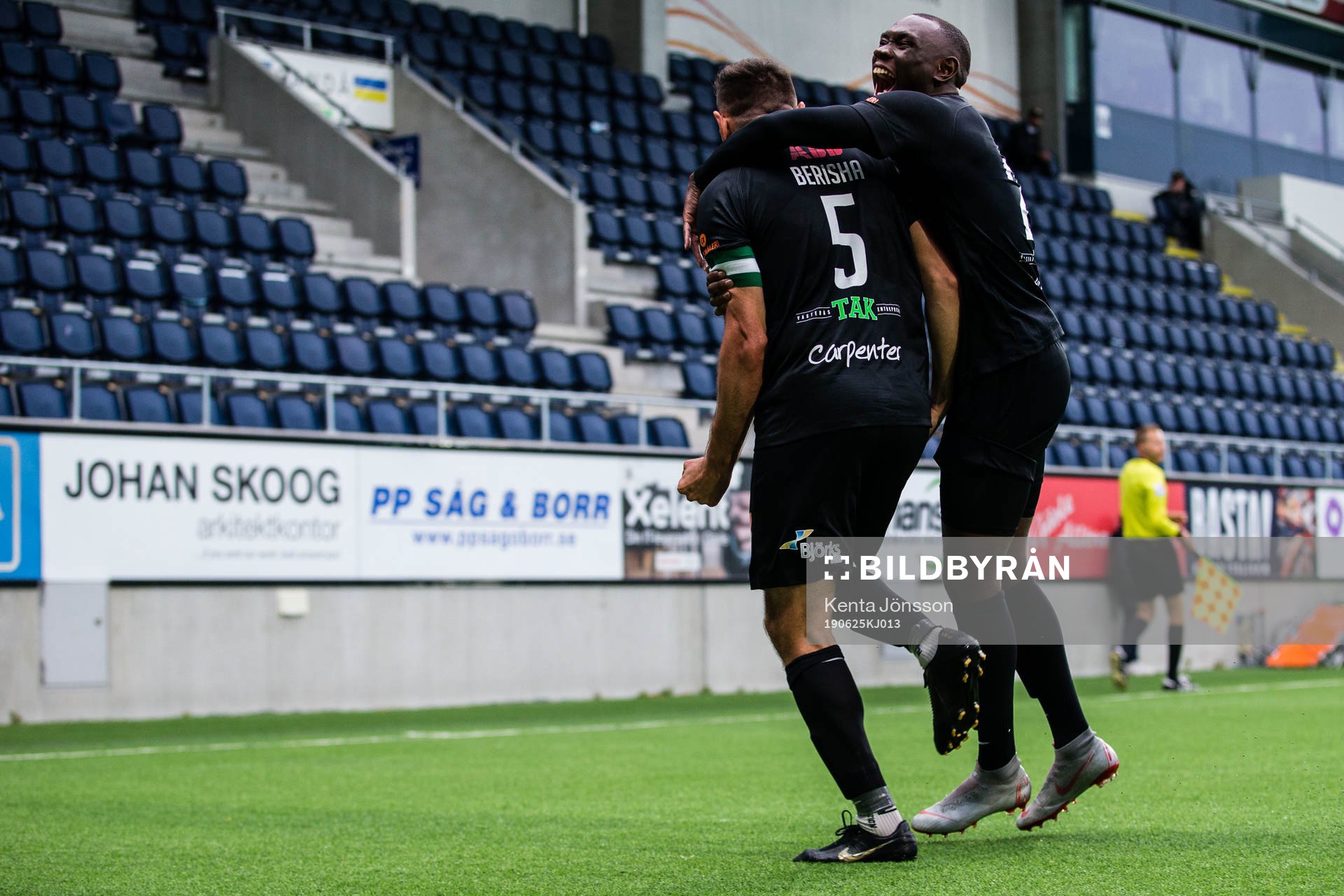 Västerås Ilir Berisha och Ravy Tsouka Dozi jublar efter 0-1 under fotbollsmatchen i Superettan mellan Dalkurd och Västerås den 25 juni 2019 i Gävle.