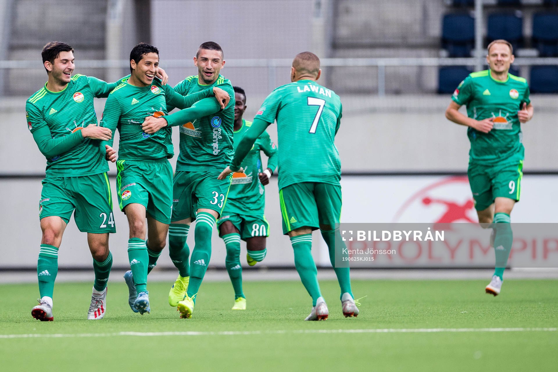 Dalkurds Ahmad Awad (tvåa från vänster) jublar med Besard Sabovic (v), Irfan Jasarevic (m) och Rawez Lawan (h) efter 1-1 under fotbollsmatchen i Superettan mellan Dalkurd och Västerås den 25 juni 2019 i Gävle.