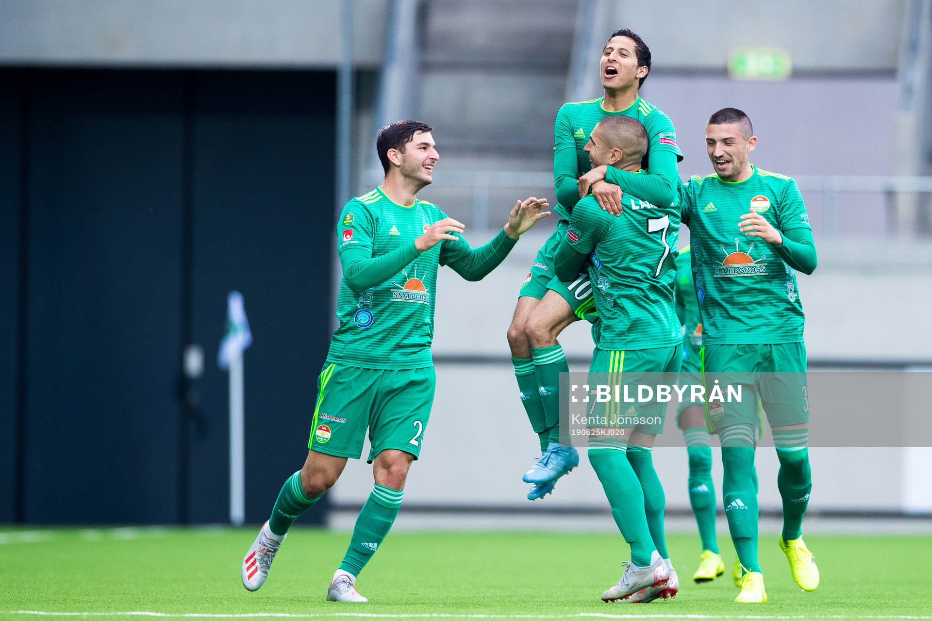 Dalkurds Ahmad Awad (m) jublar med Besard Sabovic (v),