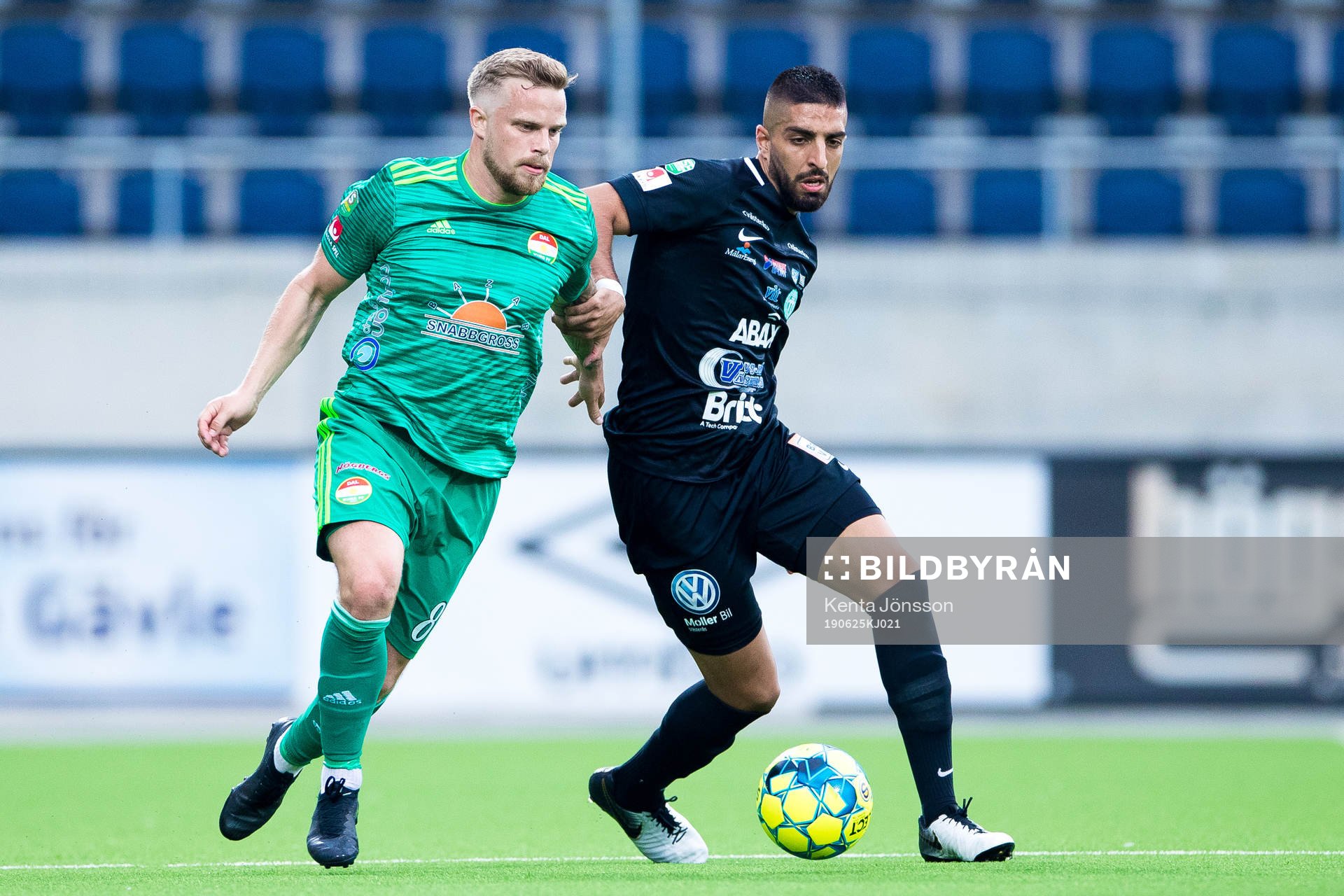 Dalkurds Emil Berger och Västerås Sean Sabetkar