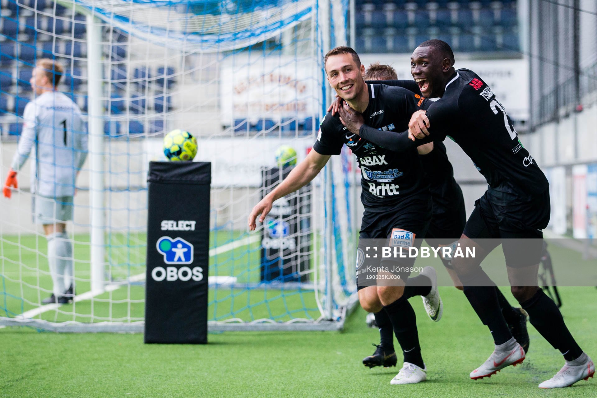 Västerås Filip Tronet jublar tillsammans med Ravy Tsouka Dozi efter 1-2 under fotbollsmatchen i Superettan mellan Dalkurd och Västerås den 25 juni 2019 i Gävle. 