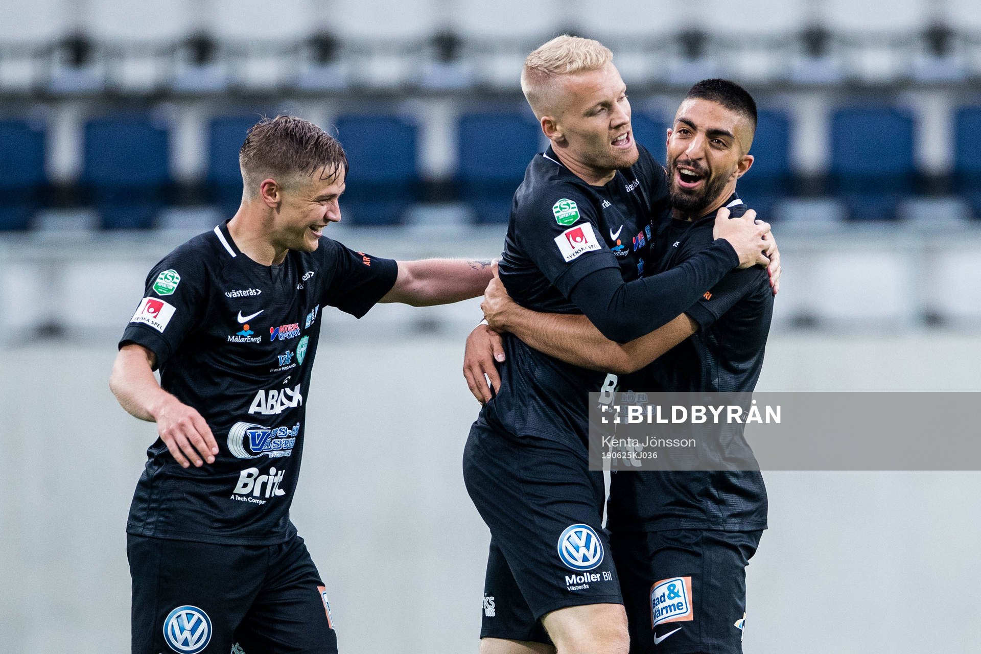 Västerås Simon Johansson (m) jublar med Dennis Persson