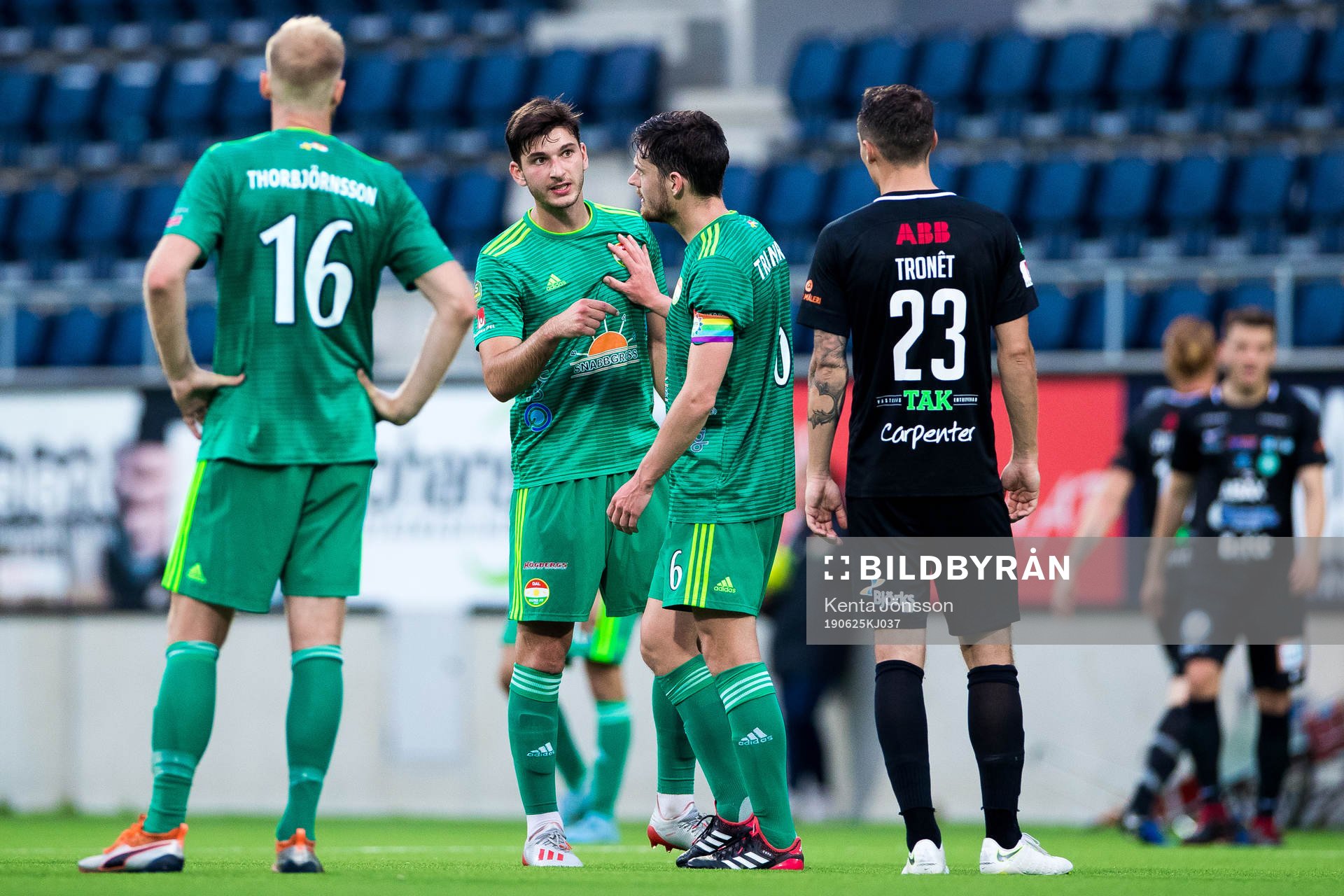 Dalkurds Besard Sabovic i en diskussion med Västerås