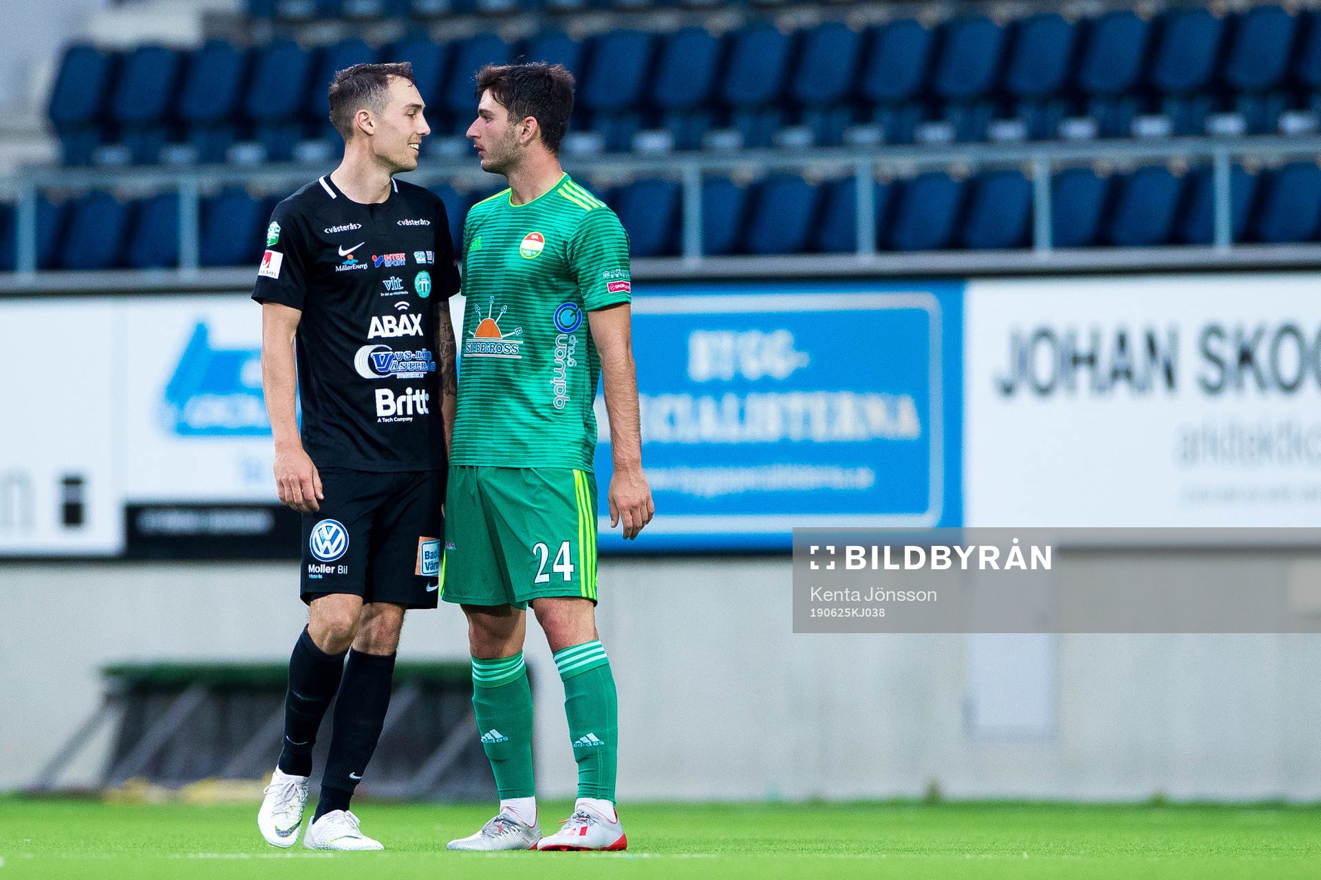 Dalkurds Besard Sabovic i en diskussion med Västerås