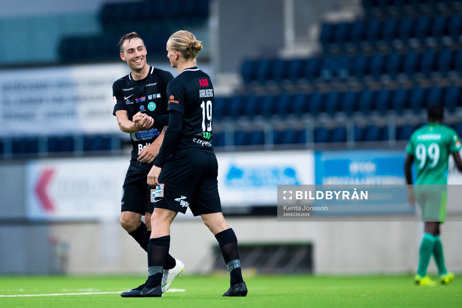 Västerås Filip Tronet jublar med Douglas Karlberg