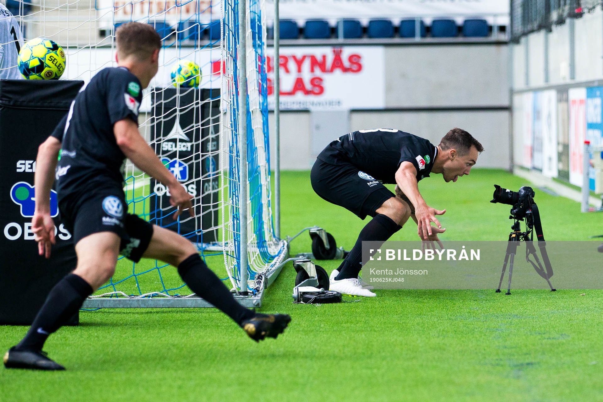 Västerås Filip Tronet jublar mot en målkamera efter 1-2 under fotbollsmatchen i Superettan mellan Dalkurd och Västerås den 25 juni 2019 i Gävle.