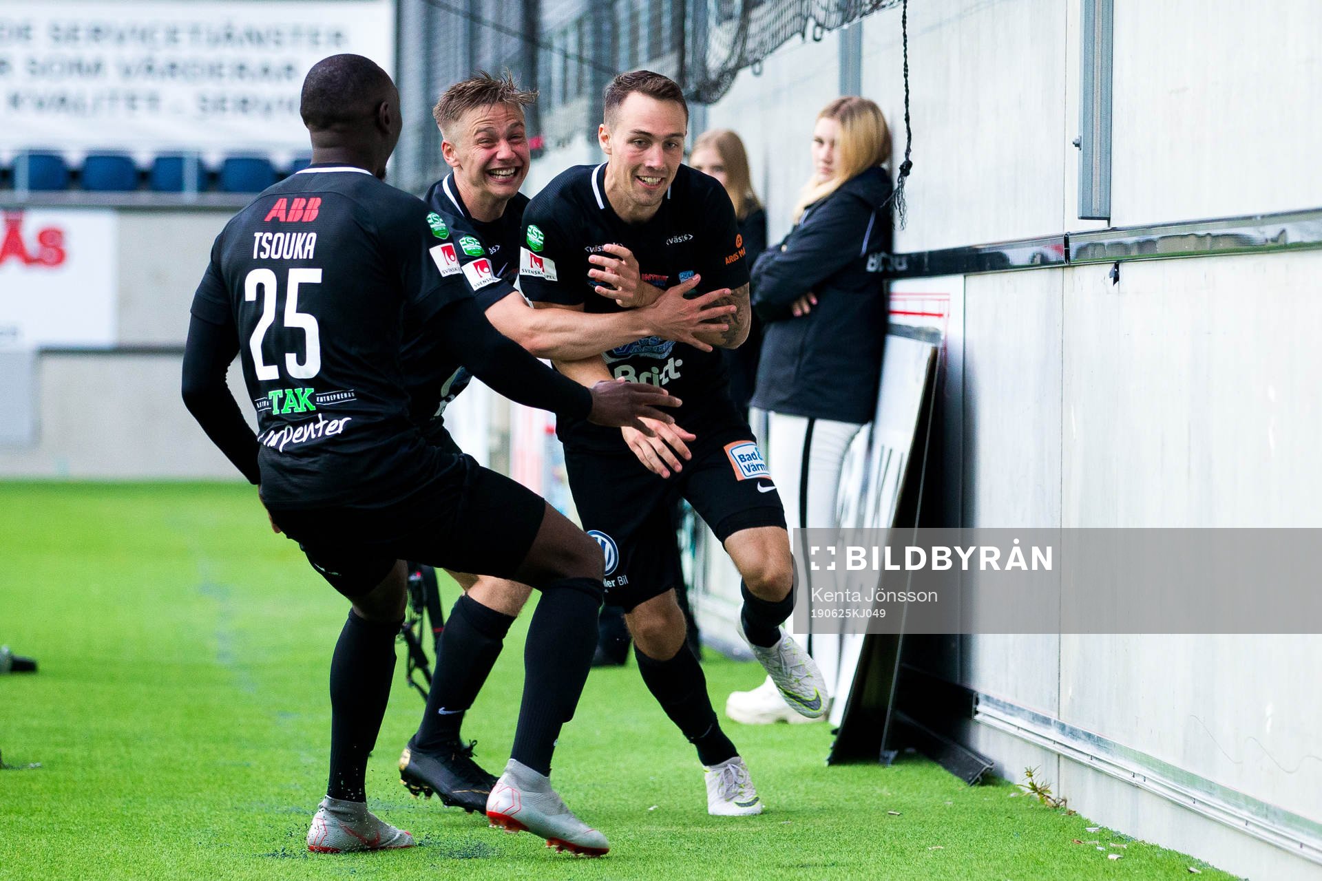 Västerås Filip Tronet jublar med Ravy Tsouka Dozi och