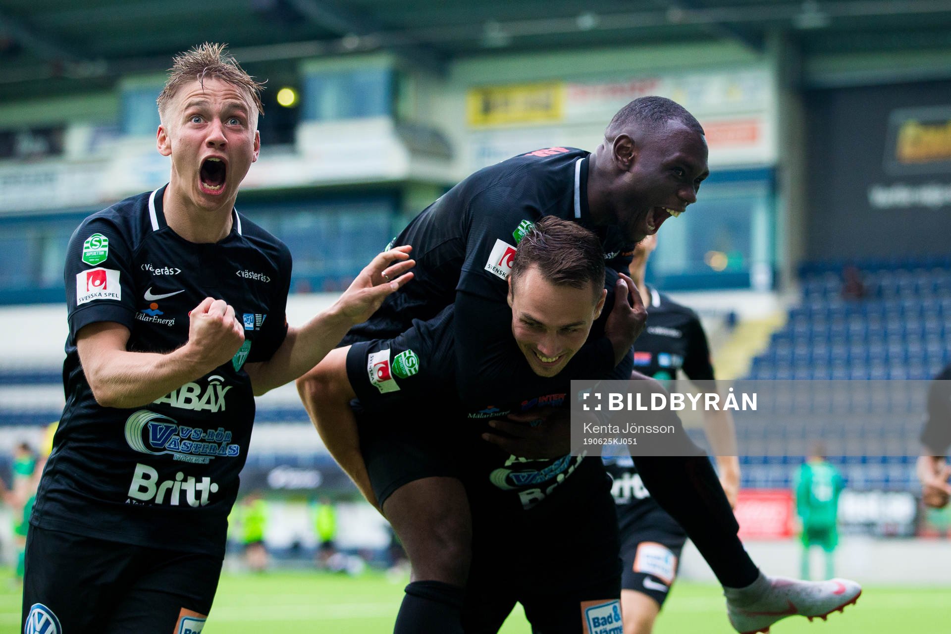 Västerås Filip Tronet jublar med Ravy Tsouka Dozi och Dennis Persson (v) efter 1-2 under fotbollsmatchen i Superettan mellan Dalkurd och Västerås den 25 juni 2019 i Gävle.