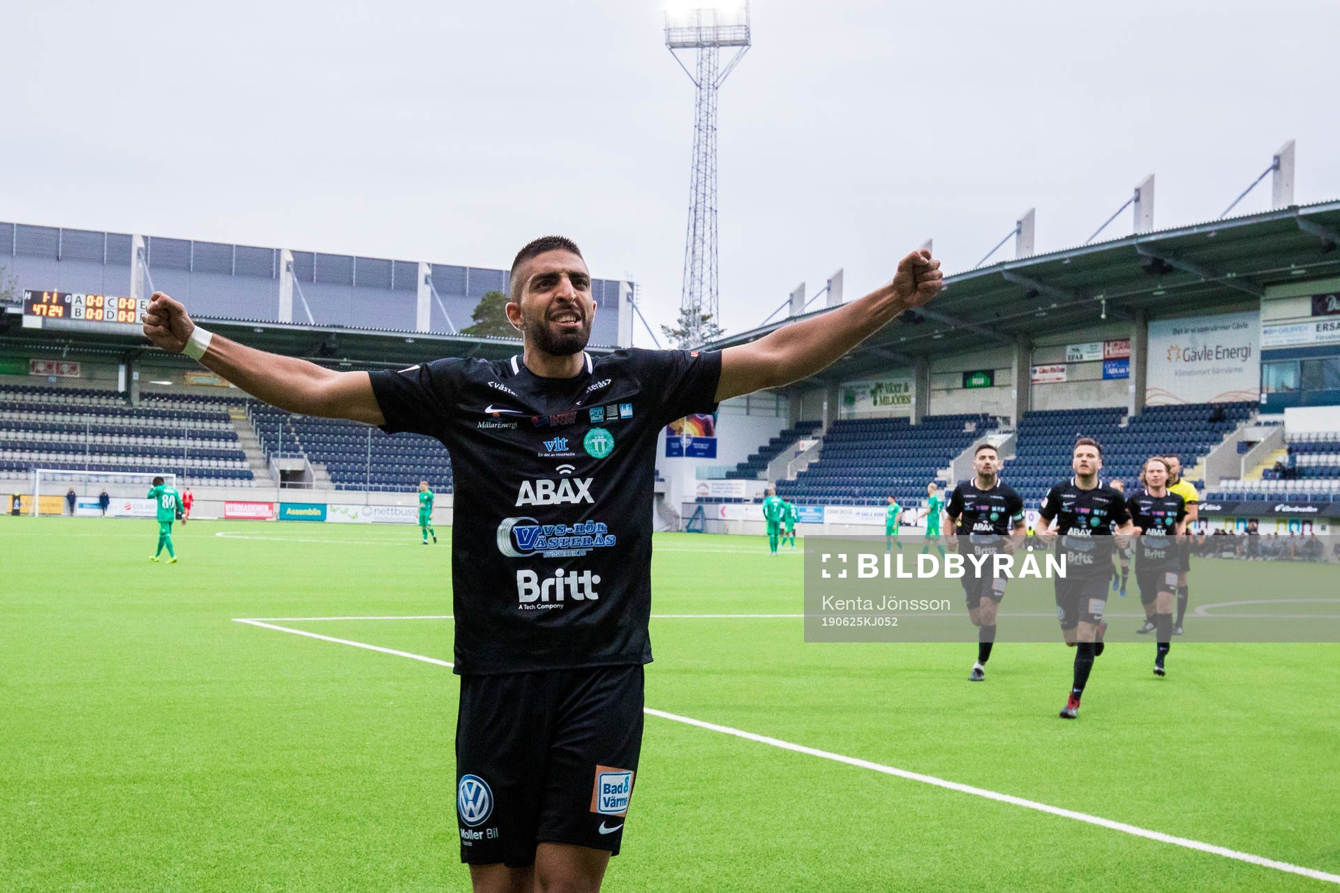 Västerås Sean Sabetkar jublar med lagkamrater