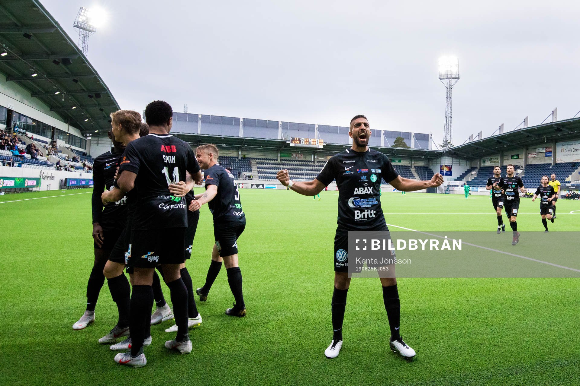 Västerås Sean Sabetkar jublar med lagkamrater