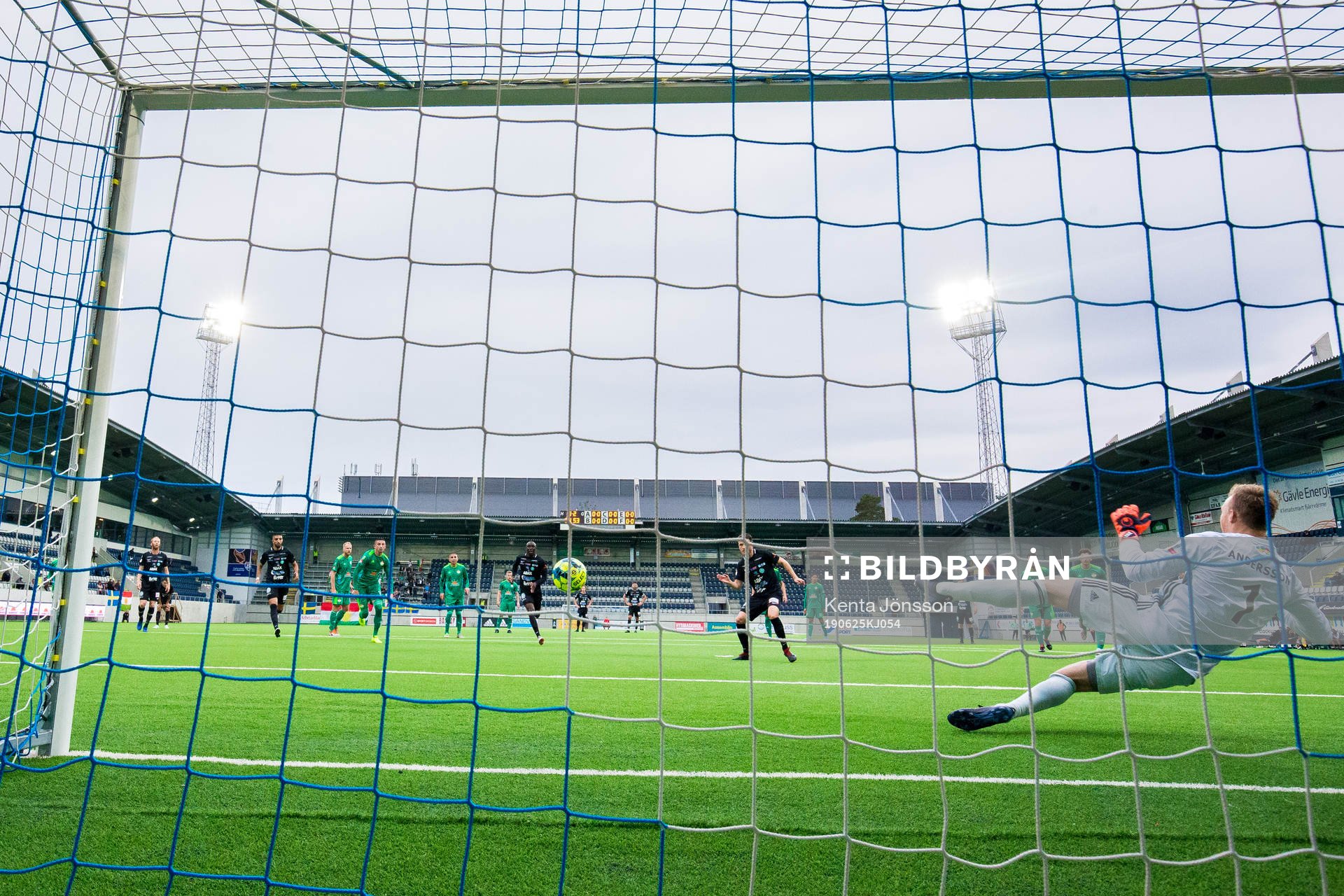 Västerås Boris Ljevar gör 1-3 på straff bakom Dalkurds målvakt Andreas Andersson under fotbollsmatchen i Superettan mellan Dalkurd och Västerås den 25 juni 2019 i Gävle.